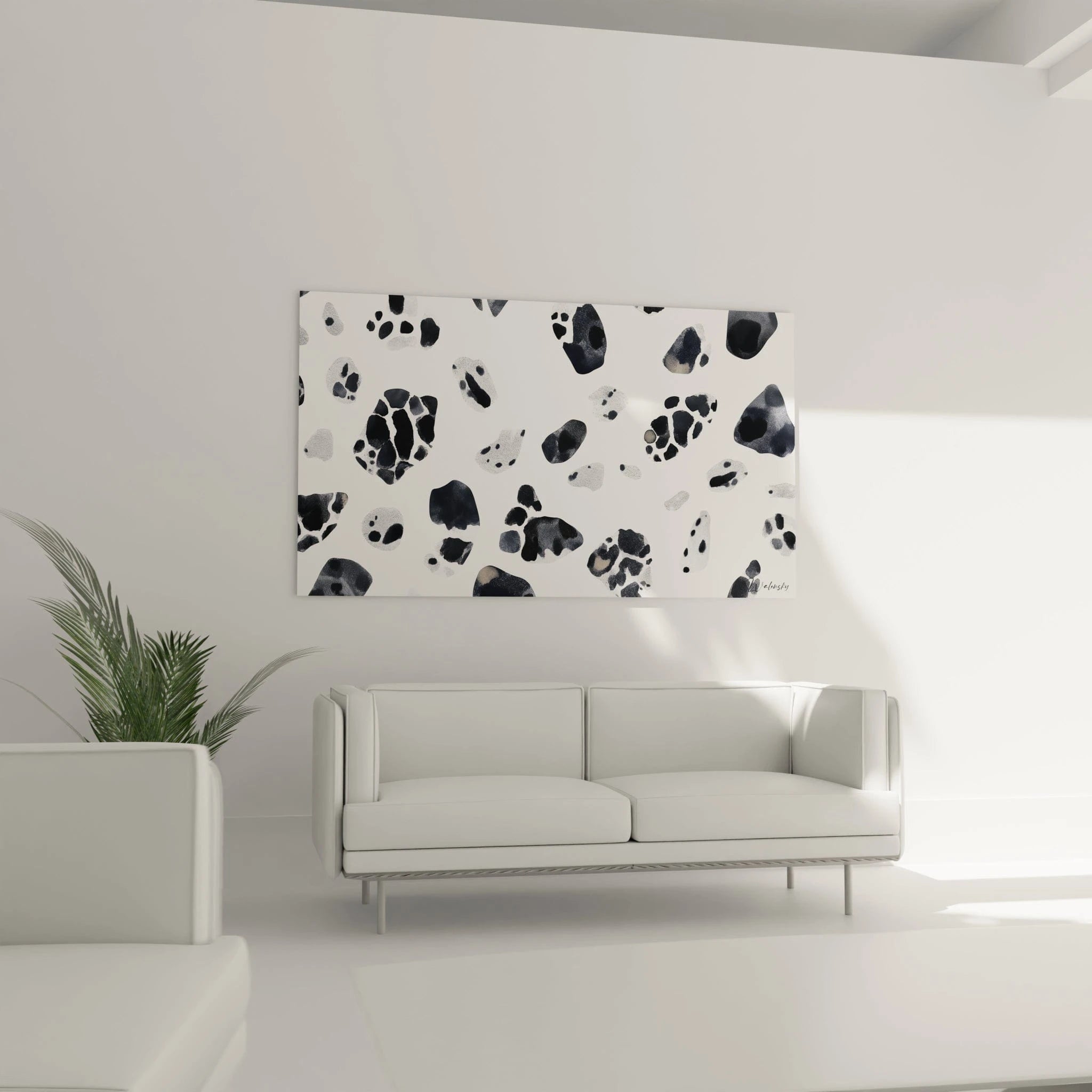 Tableau tacheté noir et blanc de Walensky lumineux sur un mur moderne au-dessus d'un canapé blanc
