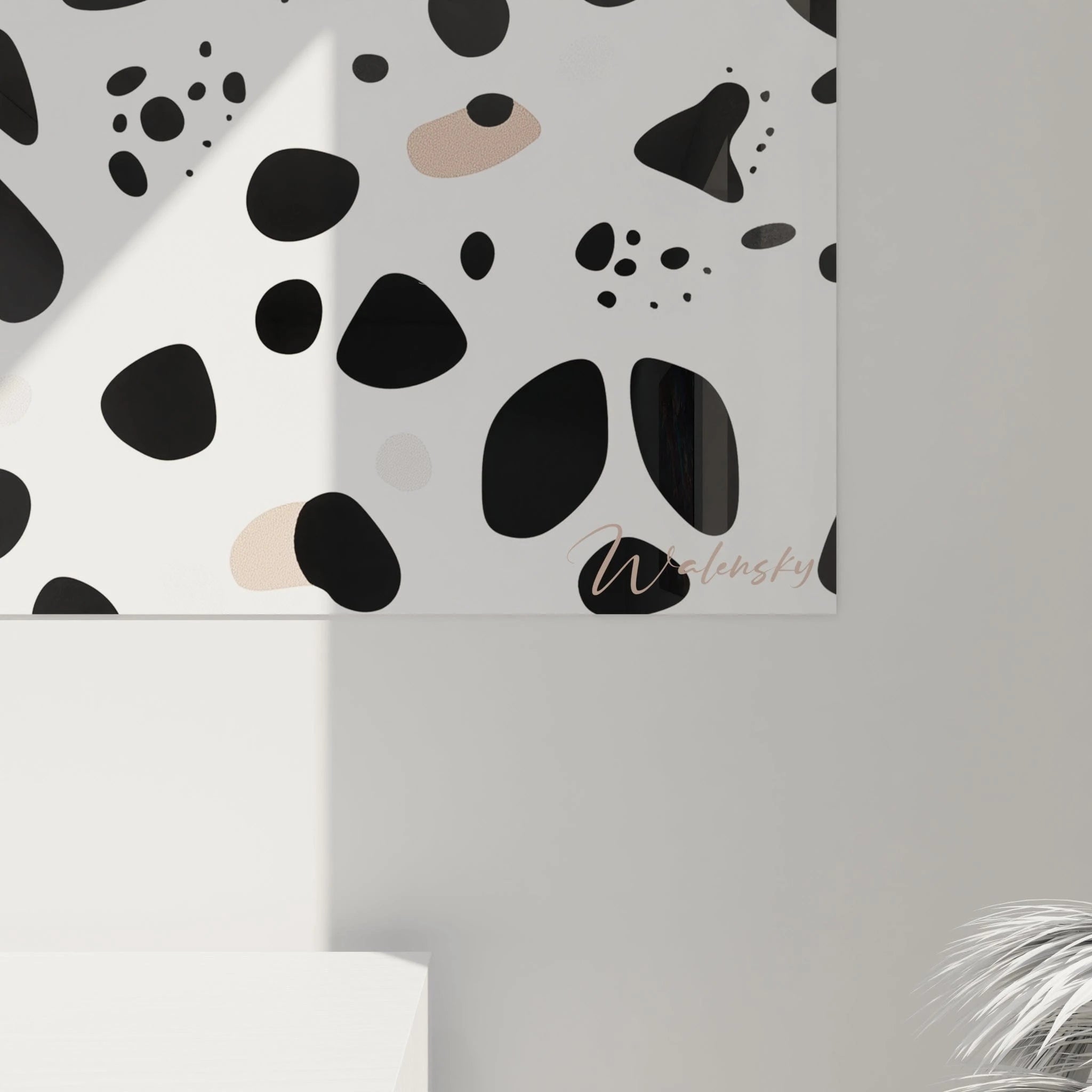 Tableau tacheté noir et blanc de Walensky, design moderne avec des formes organiques sur fond clair