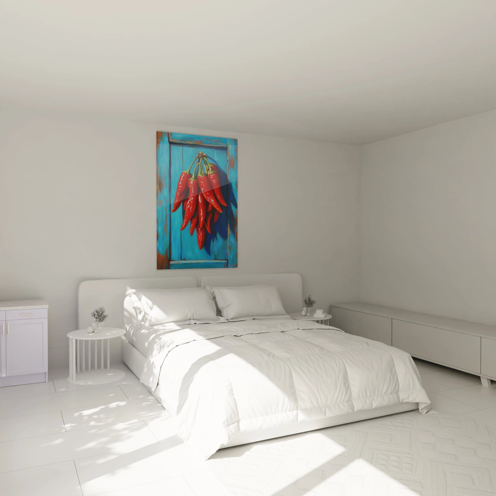 Un tableau Piment nature représentant des piments rouges brillants accrochés à une structure en bois bleue vieillie, avec des nuances de marron et des effets de peinture patinée.