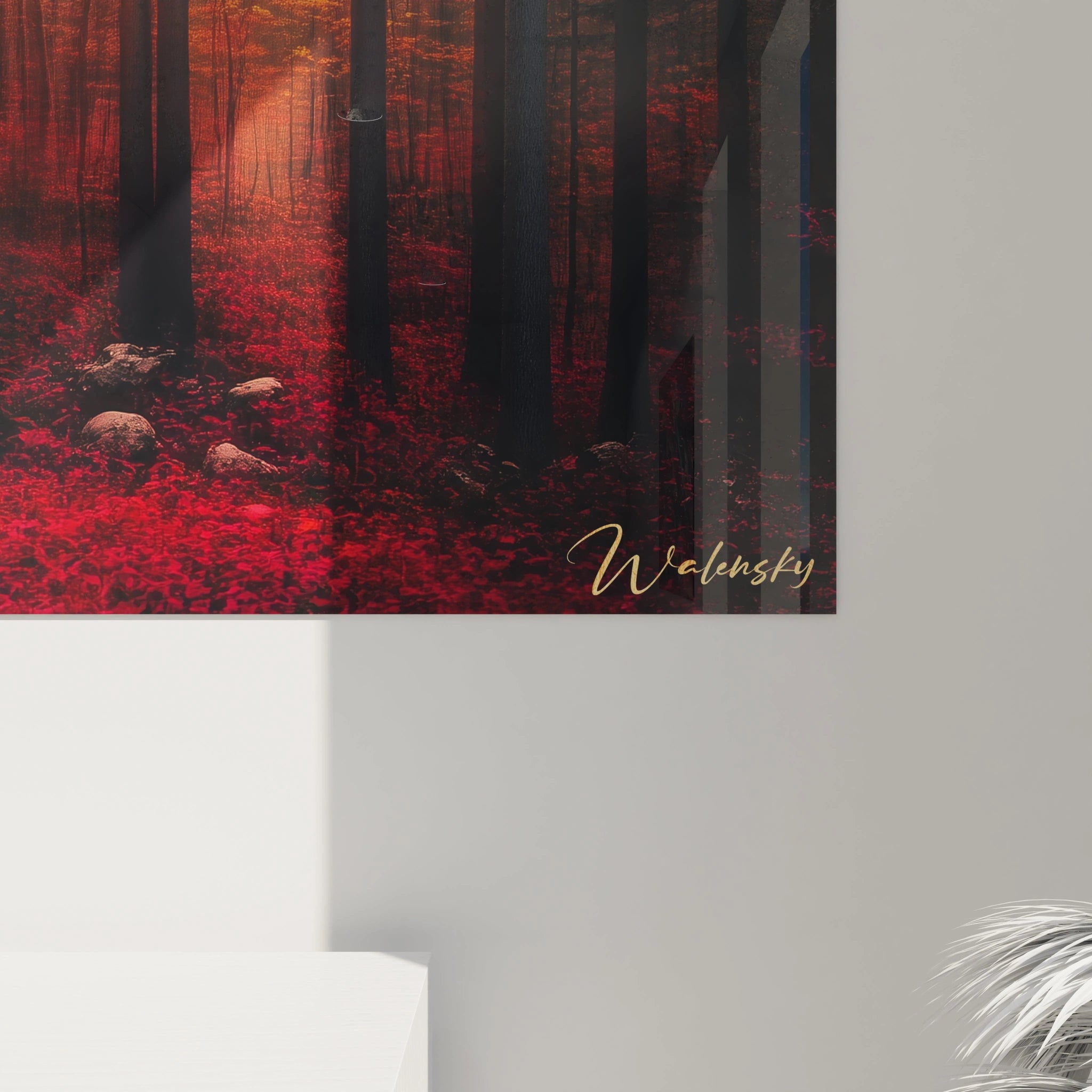 Un tableau Pin nature représentant une forêt de pins avec une perspective verticale marquée. Le sol rouge vif et le feuillage orange contrastent avec les troncs gris, sous une lumière tamisée.