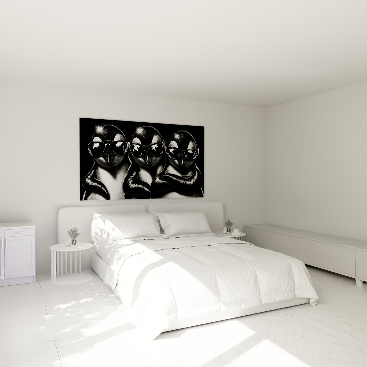 Pingouins à lunettes en noir et blanc, ailes croisées, accrochés au-dessus d'un lit dans une chambre claire
