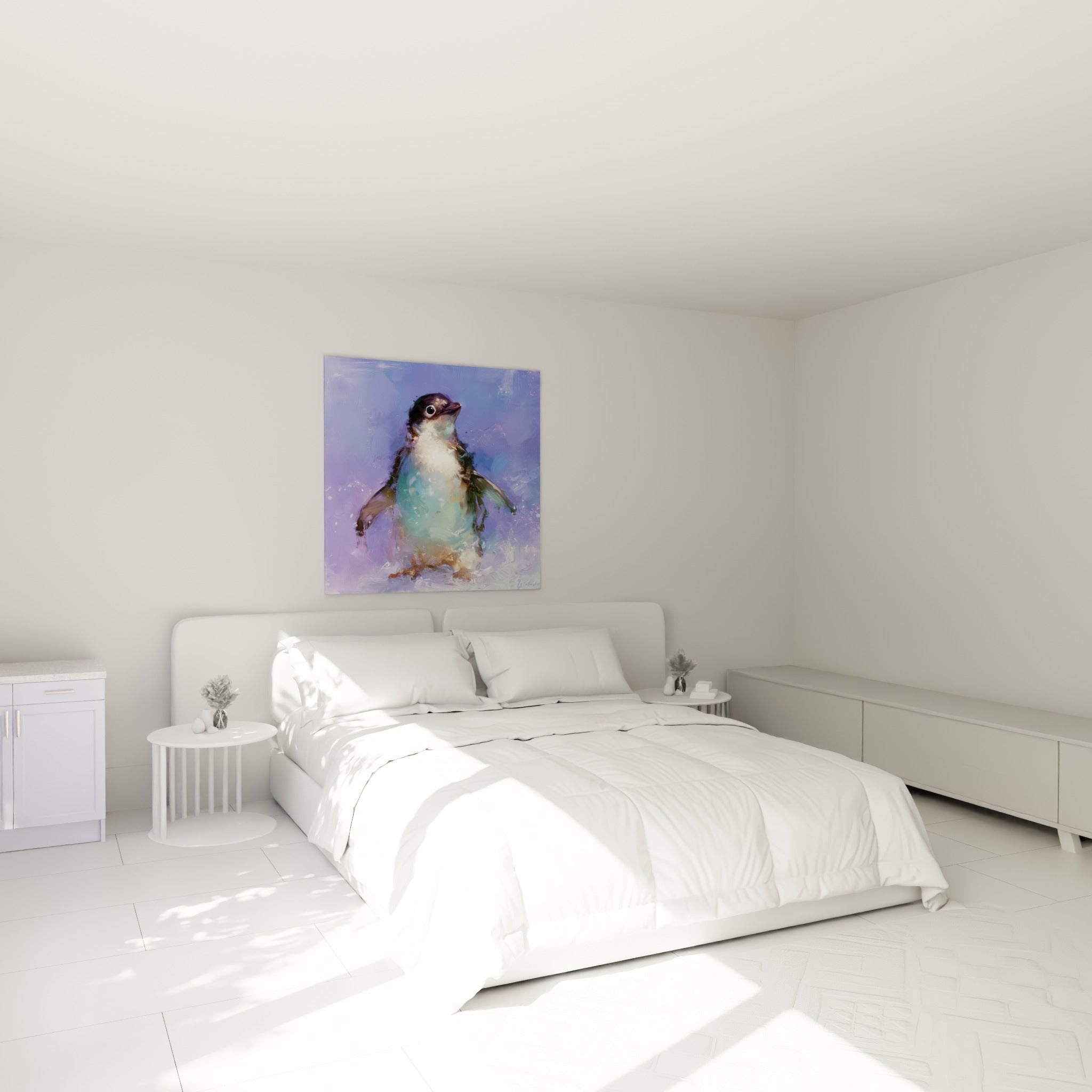 Manchot juvénile aux teintes turquoise et violettes, accroché au-dessus d'un lit dans une chambre claire