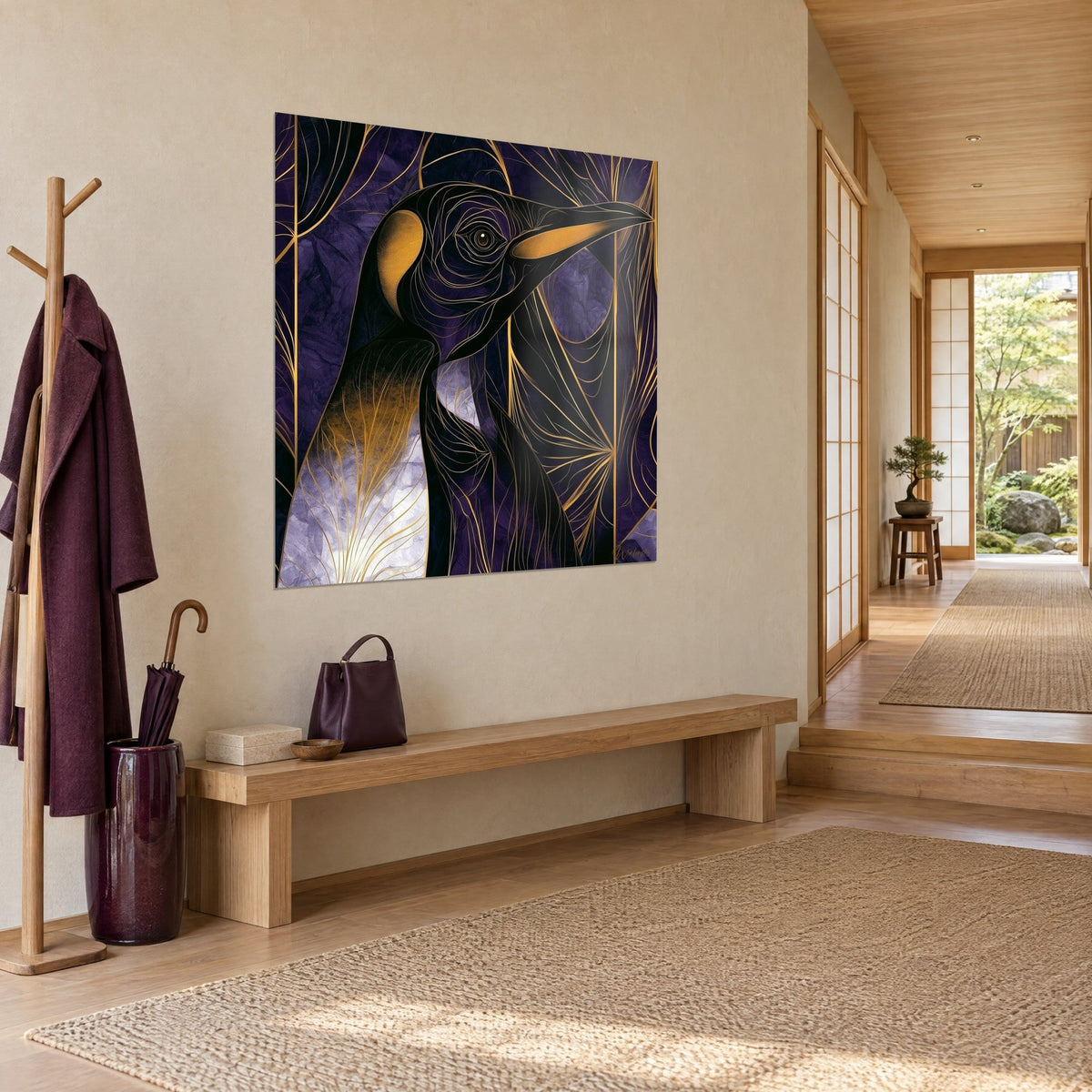 Schilderij van een zwarte poolvogel in profiel, goudgeaderd verenkleed op aubergine tinten, drie kwart zicht in een lichte gang