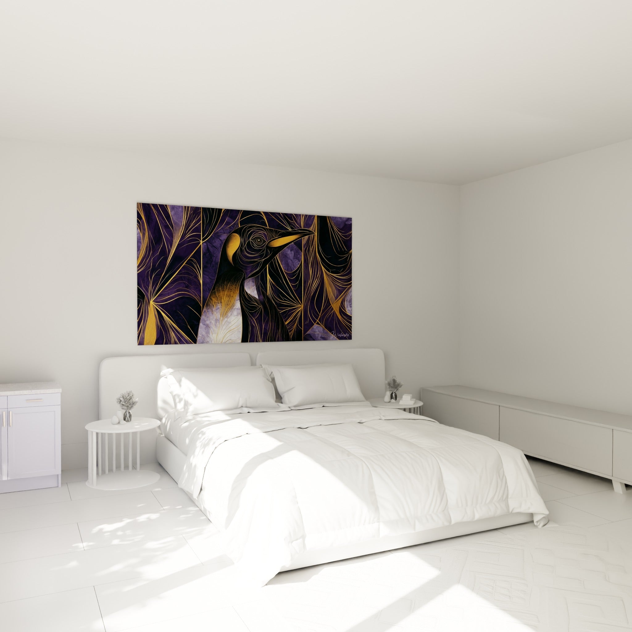 Pingouin stylisé violet et doré accroché au-dessus d'un lit dans une chambre claire