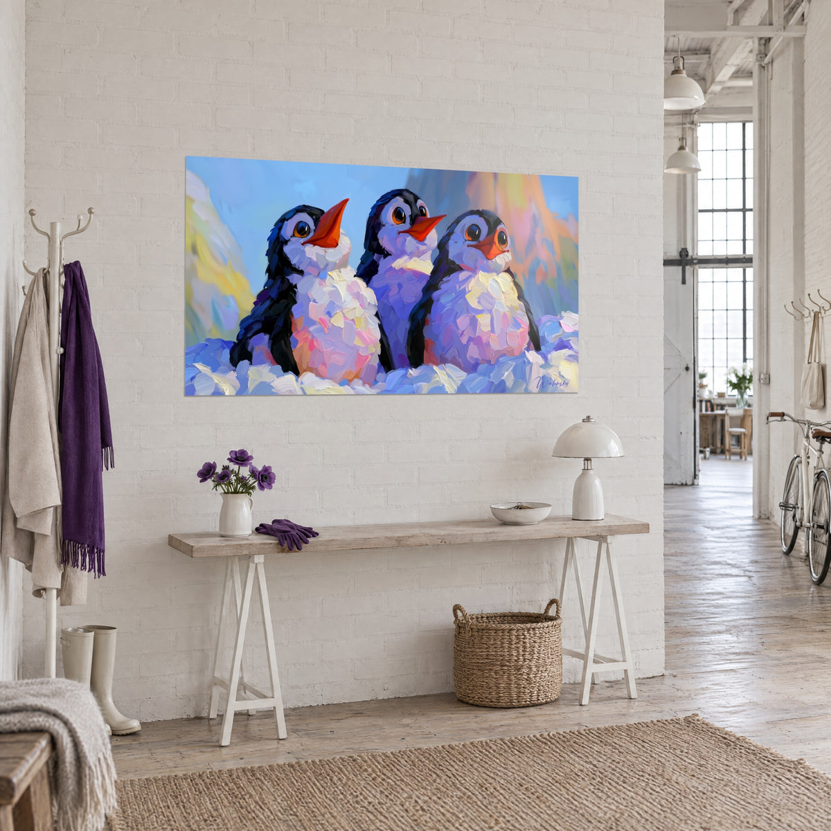 Gemälde drei Polarküken mit rosa-lila Bauch und orangefarbenem Schnabel zum Himmel gereckt, ockerfarbener Hintergrund, aus Dreiviertelansicht in einem Künstlerloft
