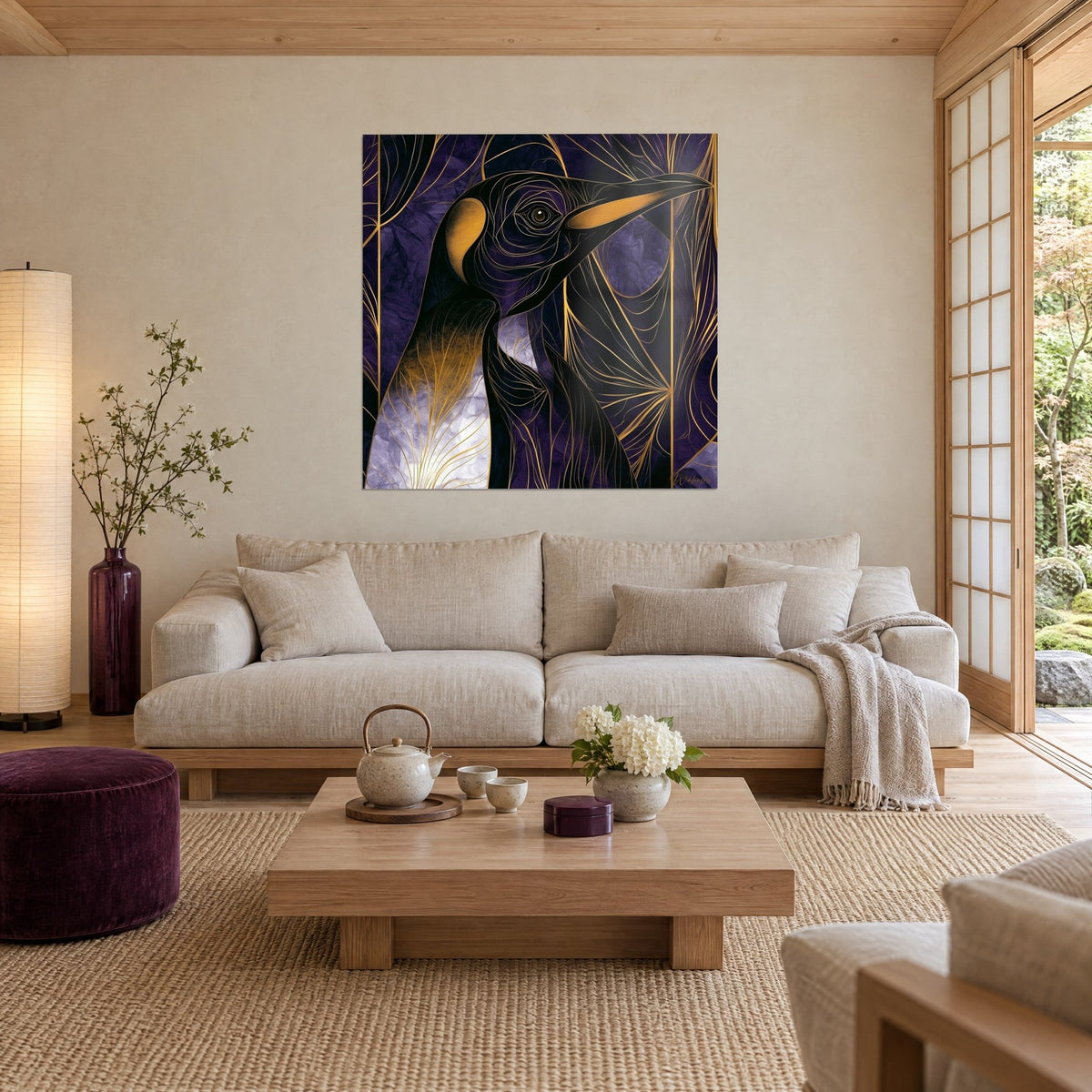Schilderij van een koningspinguïn met gouden lijnen op een diep paarse achtergrond, amberkleurige snavel, boven een bank in een lichte woonkamer