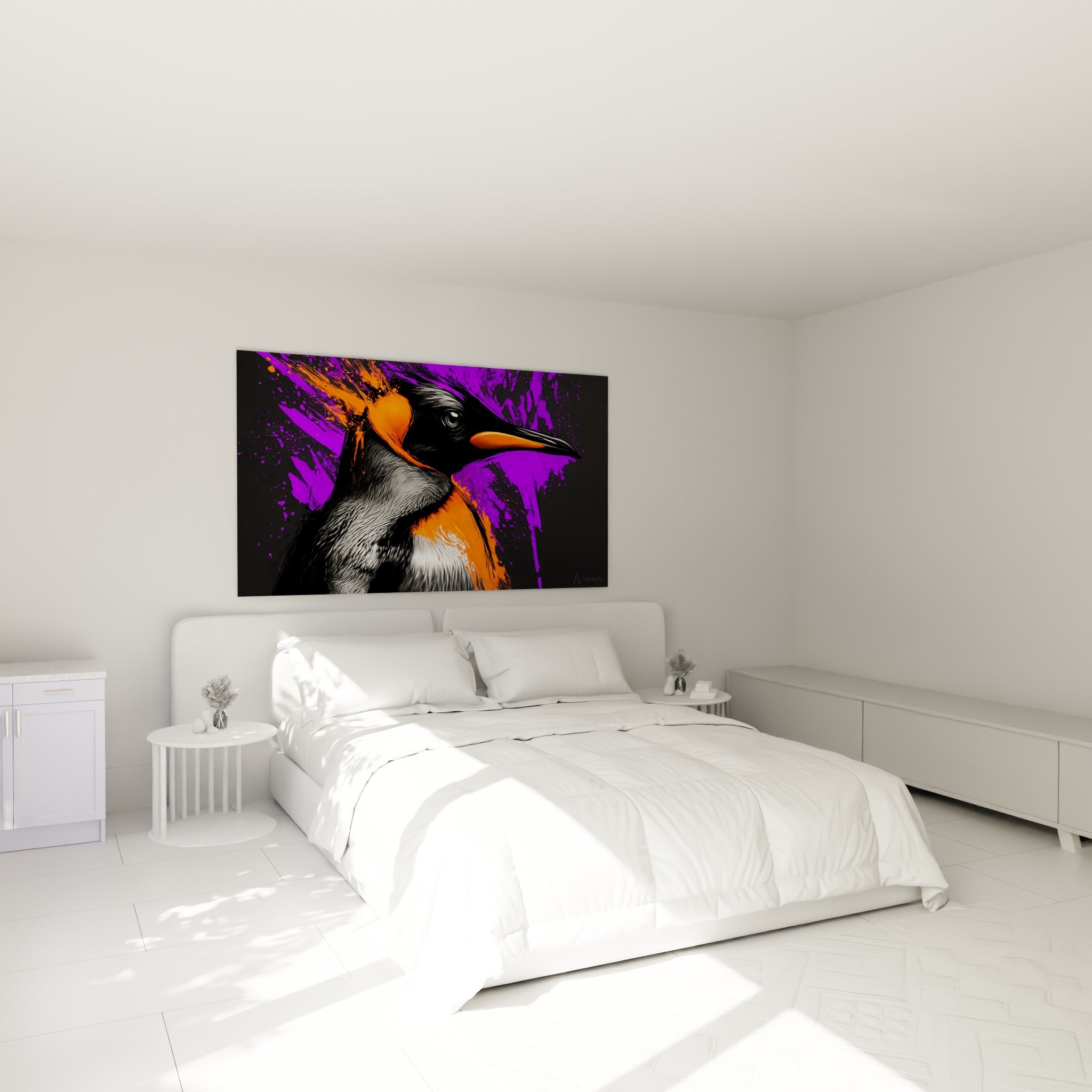 Manchot royal au plumage anthracite et bec orange accroché au-dessus d'un lit dans une chambre claire