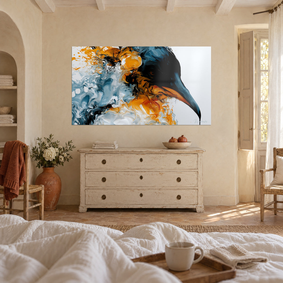 Tableau volatile à bec orange effilé, éclaboussures safran et gris perle, au-dessus d'un lit dans une chambre claire