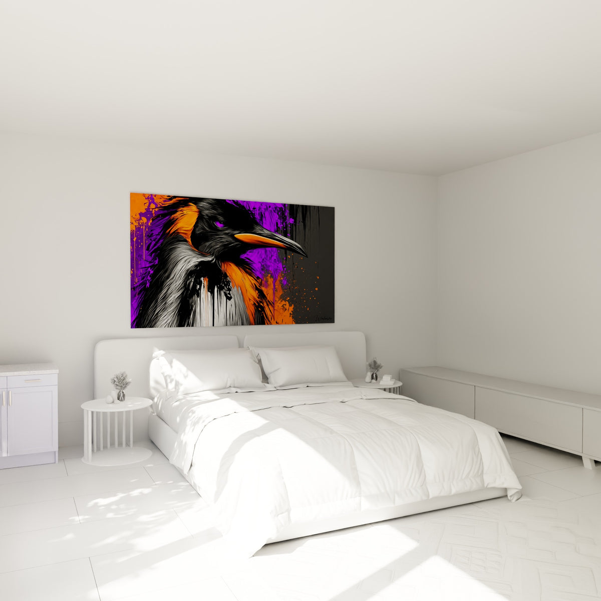Bec orange et œil violet intense du pingouin graphique, accroché au-dessus d'un lit dans une chambre claire