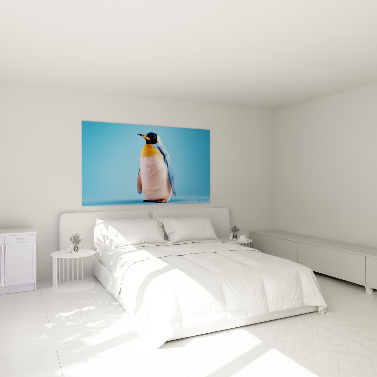 Silhouette de manchot bleu et blanc, bec doré, accrochée au-dessus d'un lit dans une chambre claire