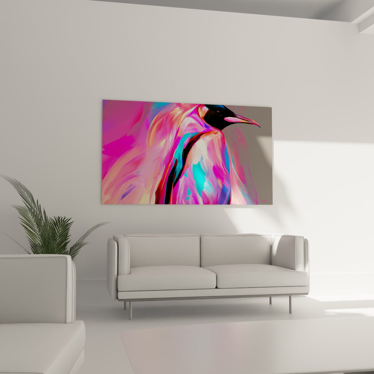 Pingouin coloré aux touches roses et corail, suspendu au-dessus d'un canapé dans un salon lumineux