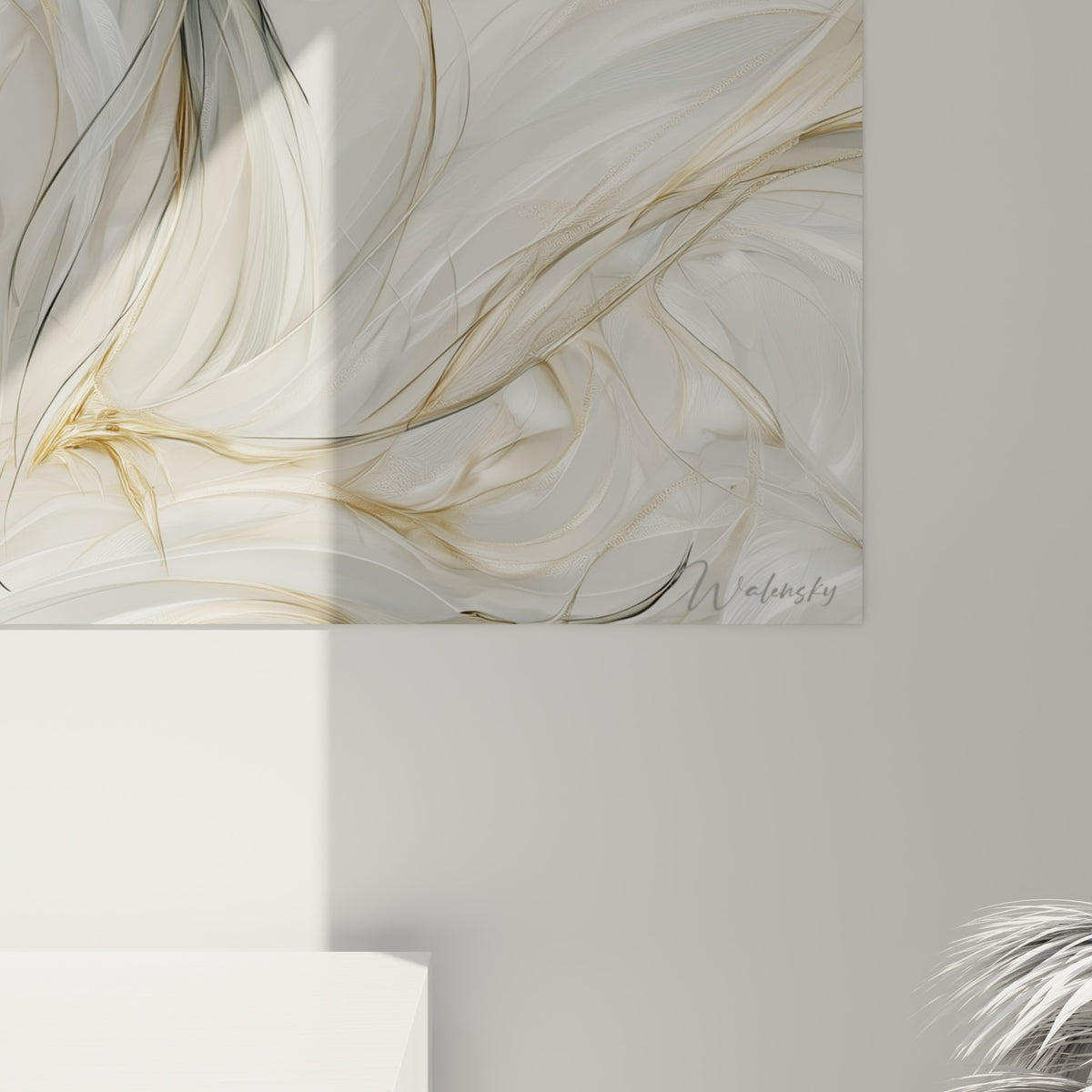 Détail des filaments dorés et gris entrelacés du plumage, révélant la finesse du trait et la texture soyeuse