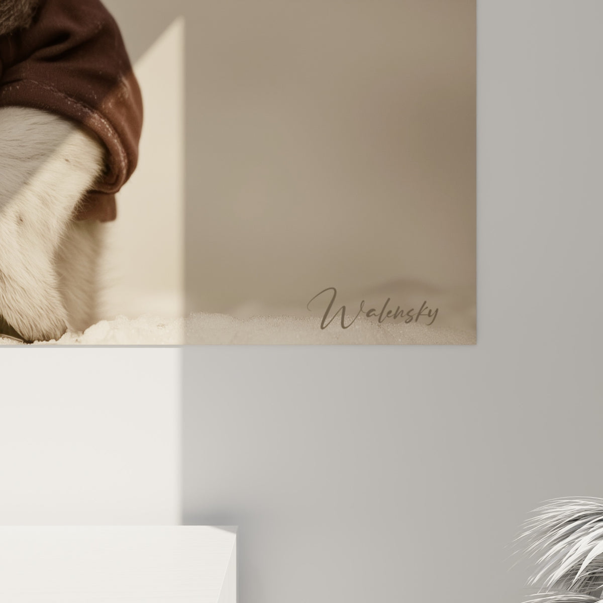 Détail du plumage noir et blanc et de la laine beige texturée sur ce portrait sépia de pingouin