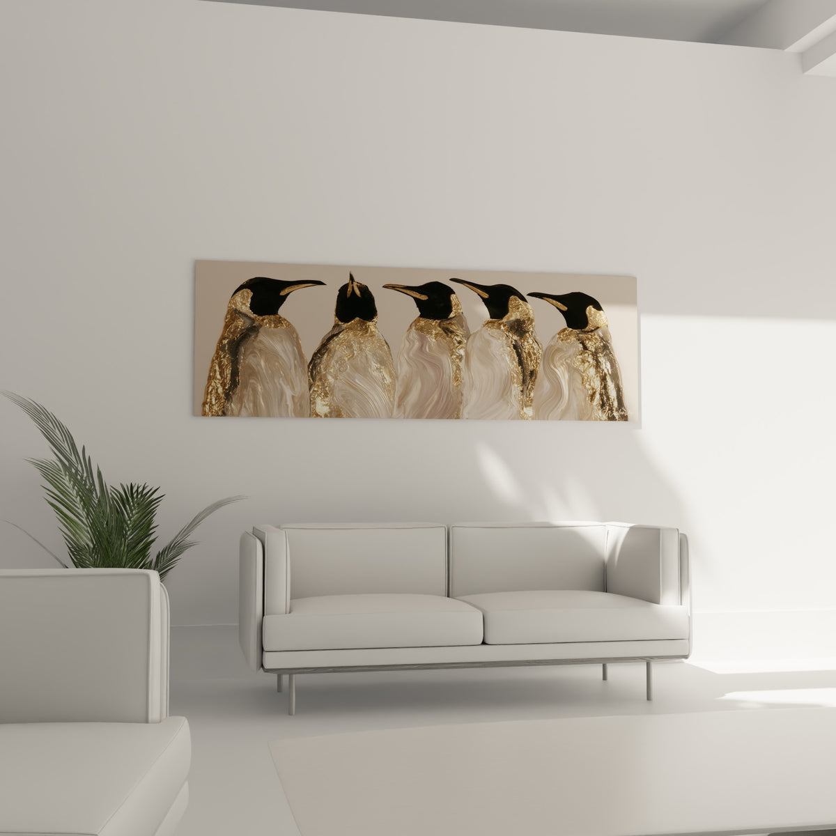Silhouettes de pingouins beige et or alignées, au-dessus d'un canapé dans un salon lumineux