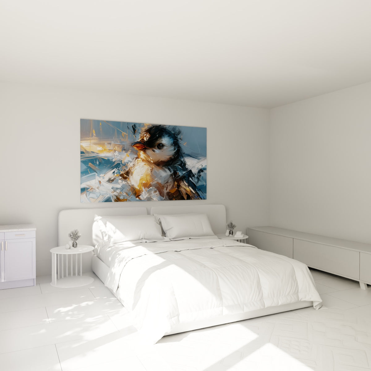 Jeune pingouin aux tons dorés et bleu marine, regard vif, au-dessus d'un lit dans une chambre claire