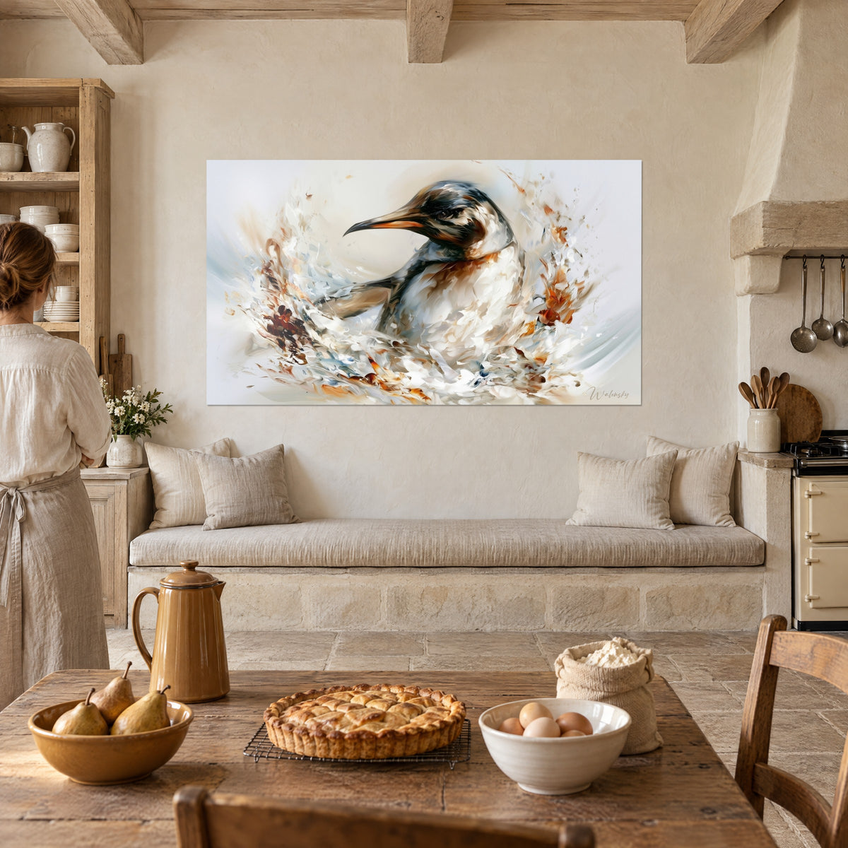 Schilderij pinguïn gebeeldhouwd met witte en roestkleurige spatelstreken, een vrouw van achteren met schort, landelijke keuken met stenen muur