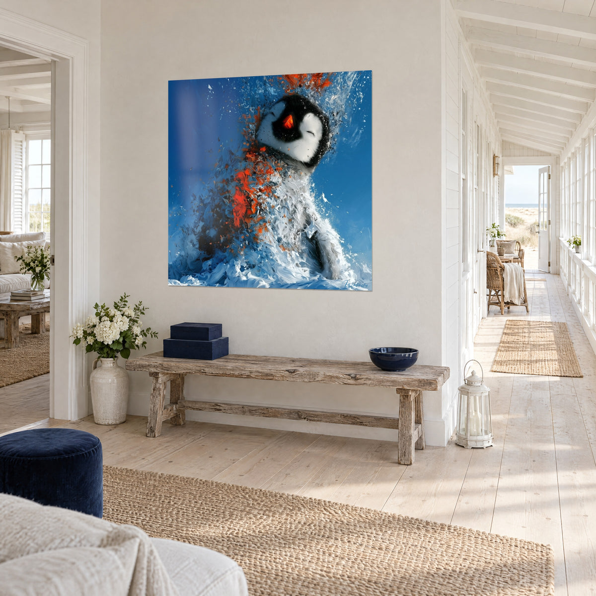 Schilderij van een poolkuiken met roodoranje oog, zwart-wit verenkleed, levendig blauwe achtergrond, in een gang van een huis aan zee