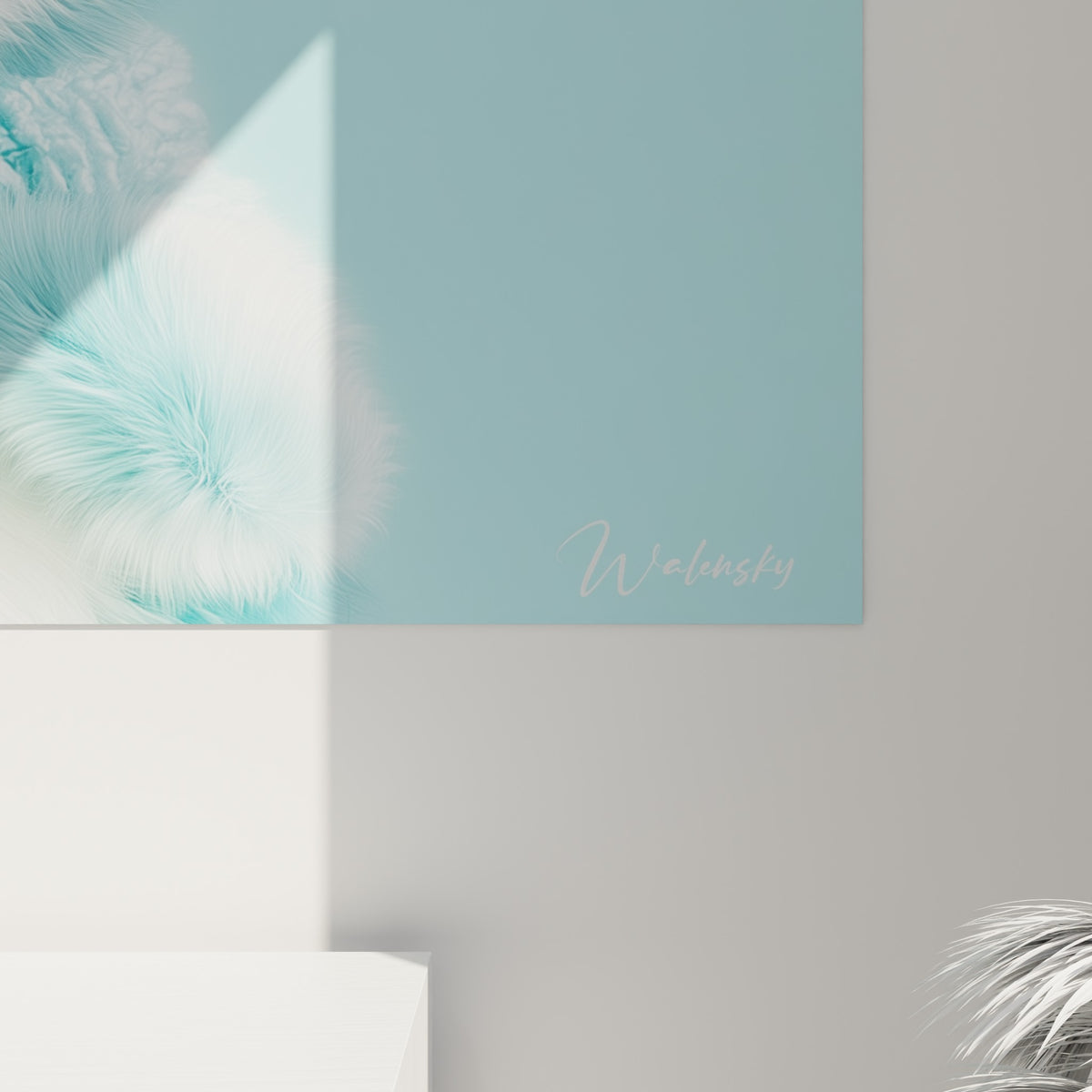 Grain fin de la fourrure bleu pastel et blanche du pingouin, reflets sur la monture turquoise des lunettes