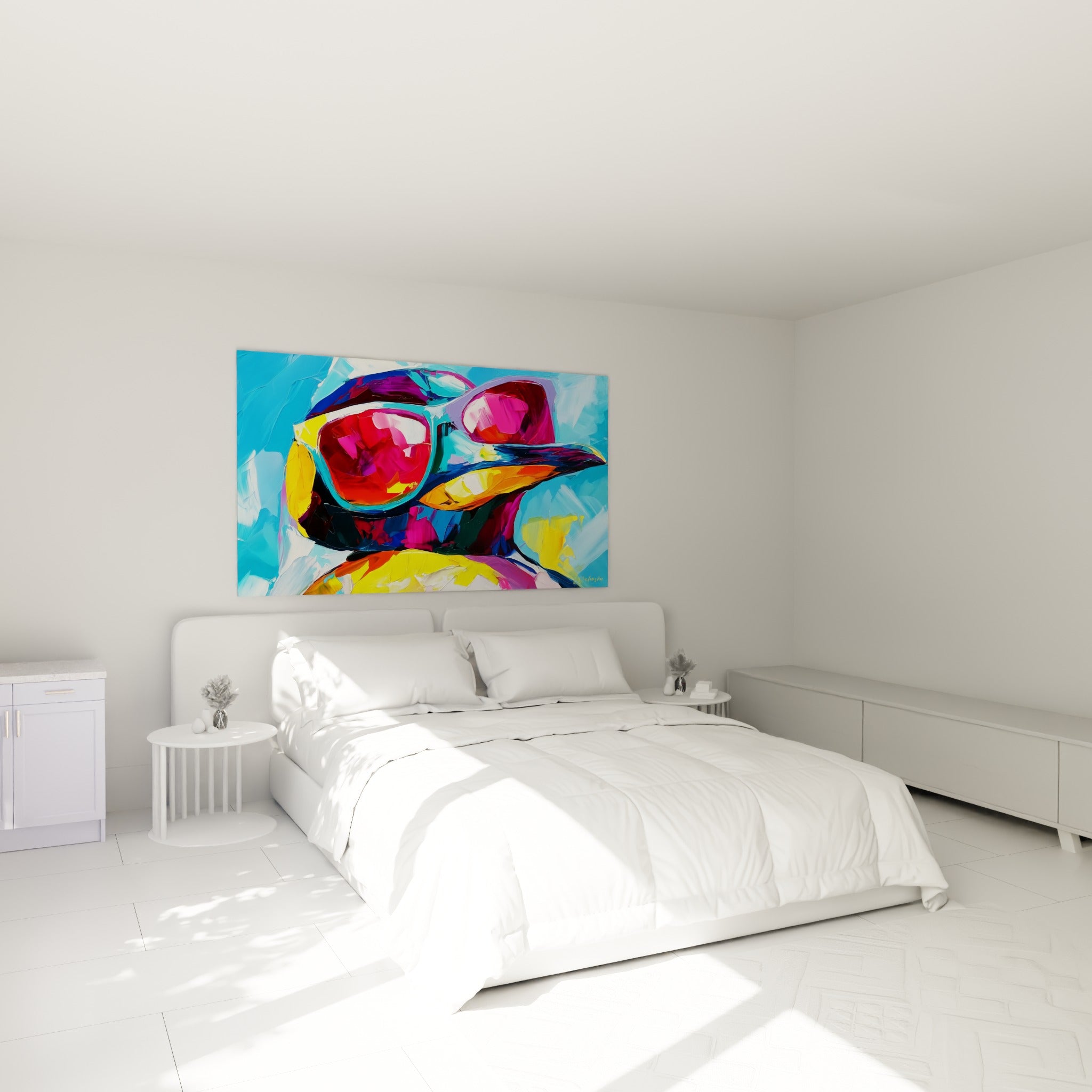Pingouin coloré à lunettes fuchsia et jaune, accroché au-dessus d'un lit dans une chambre claire