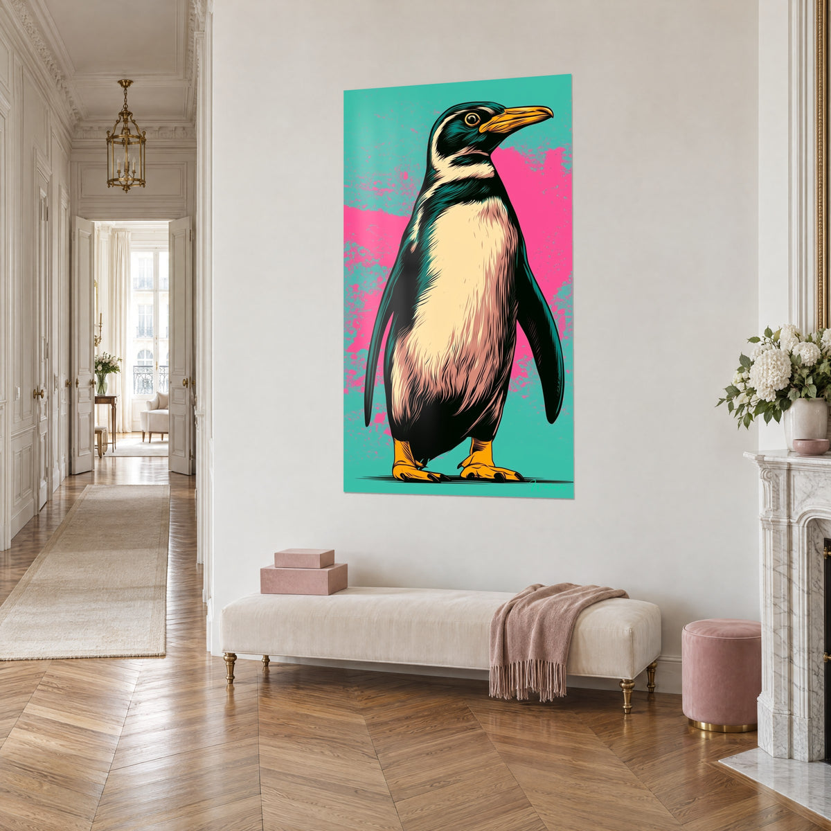 Tableau oiseau polaire au bec jaune orangé et plumage noir-vert, taches rose vif sur turquoise, vue de trois-quarts dans un séjour haussmannien