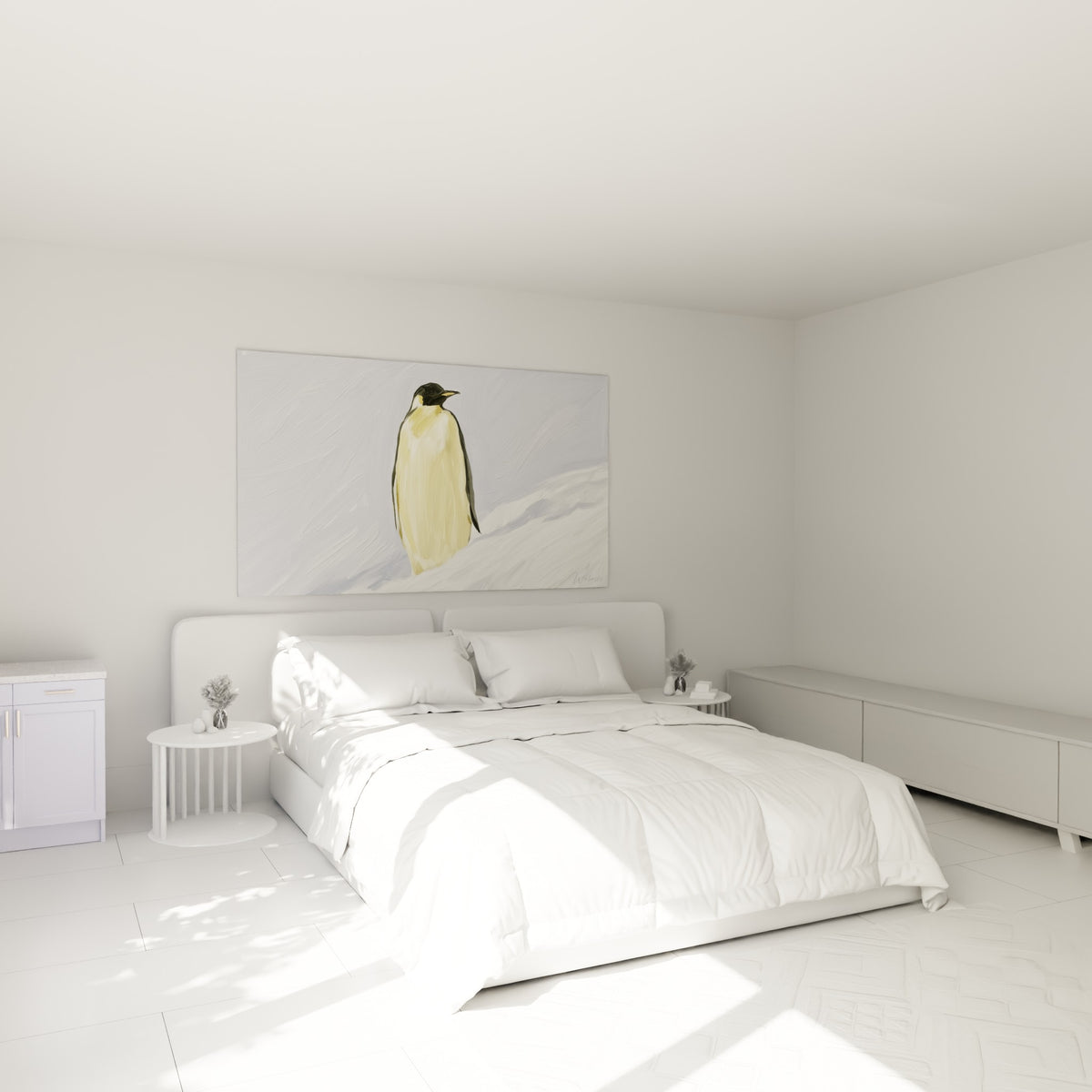 Silhouette dorée et noire d'un manchot empereur accrochée au-dessus d'un lit dans une chambre claire.