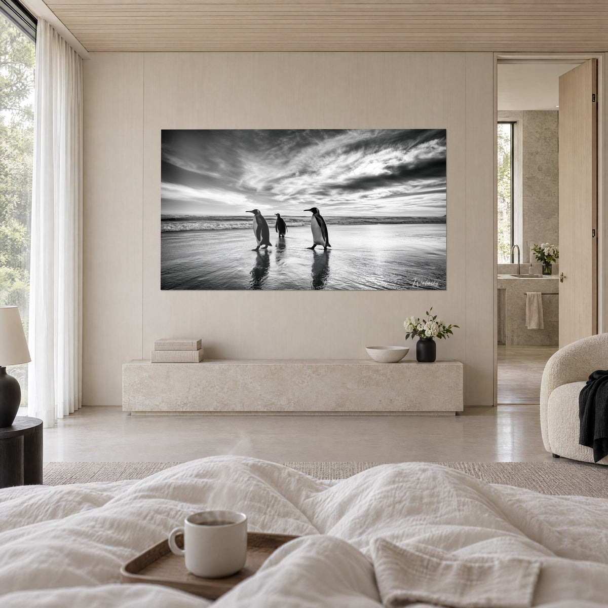 Tableau trois manchots noirs et blancs sur une plage luisante, nuages tourmentés gris et blancs, au-dessus d'un lit dans une chambre claire