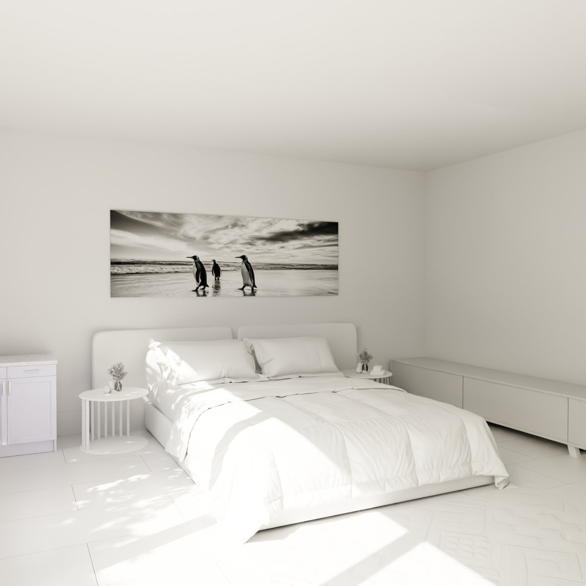 Pingouins en noir et blanc traversant une plage, accrochés au-dessus d'un lit dans une chambre claire