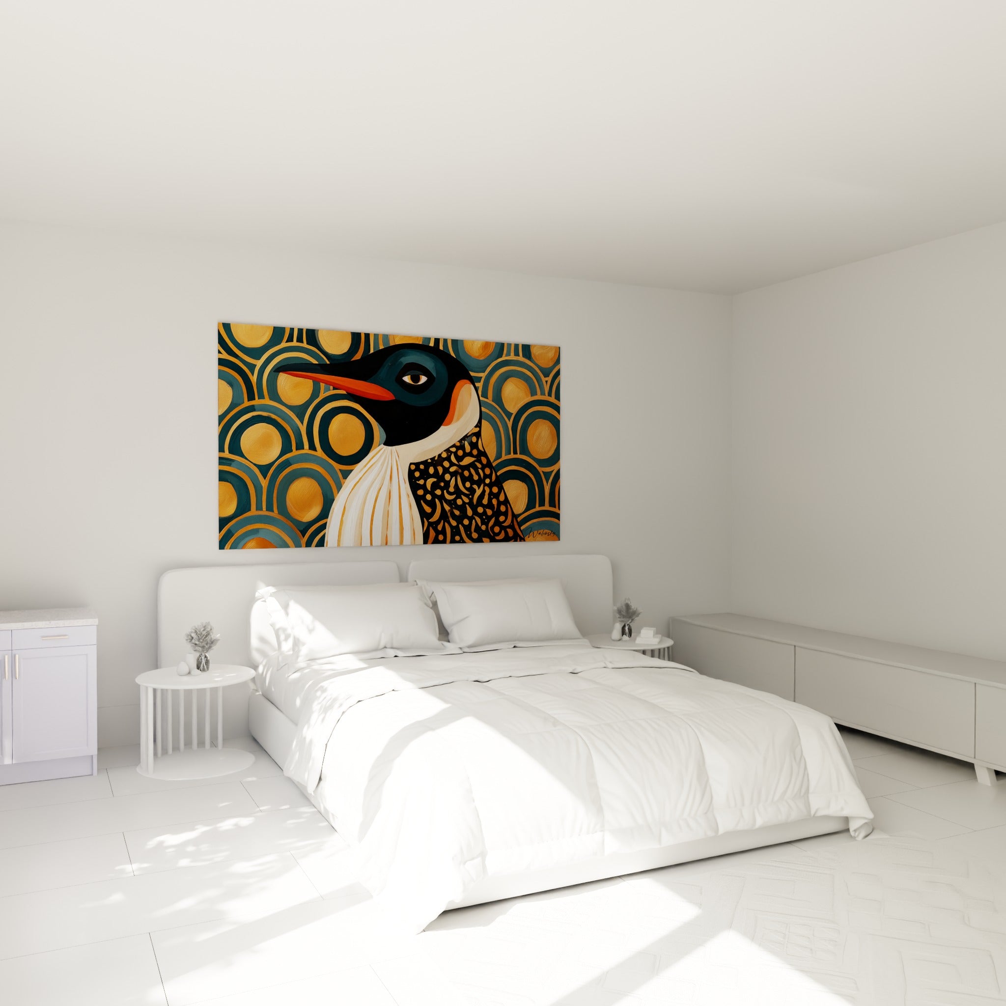 Portrait de pingouin noir et blanc aux motifs dorés, accroché au-dessus d'un lit dans une chambre claire.