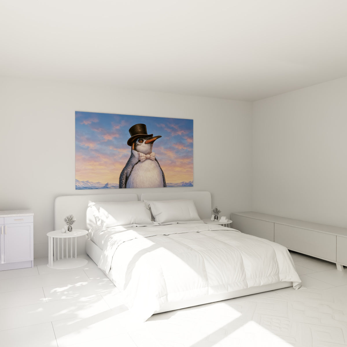 Portrait de pingouin élégant, tons orangés et bleu marine, au-dessus d'un lit dans une chambre claire