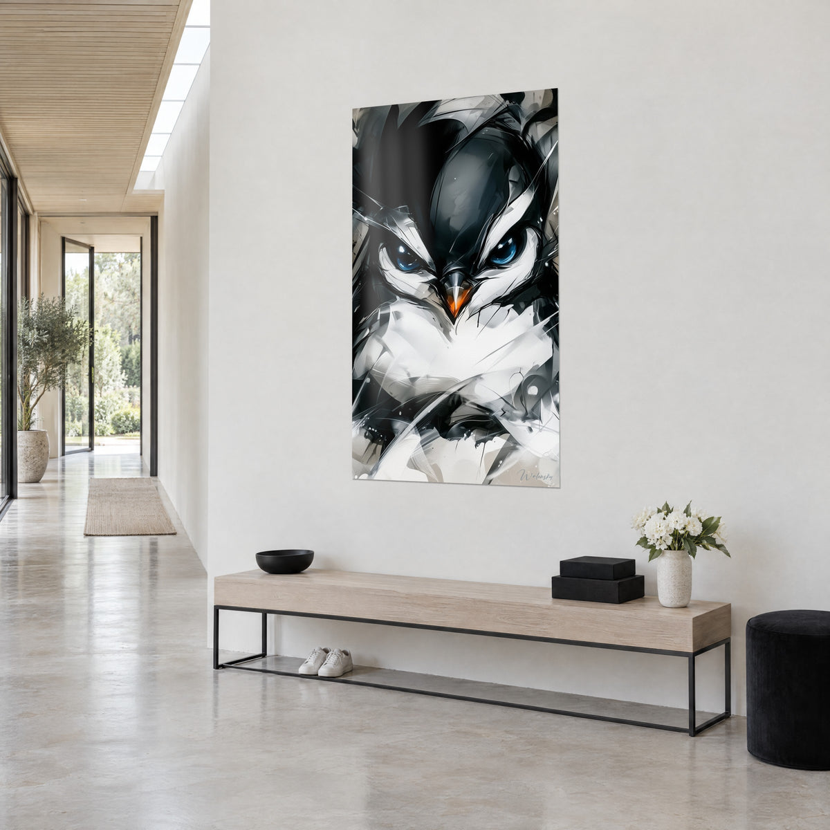 Schilderij van een pinguïn met saffierblauwe ogen en felle oranje snavel, grijze en zwarte penseelstreken, driekwartaanzicht in een lichte gang