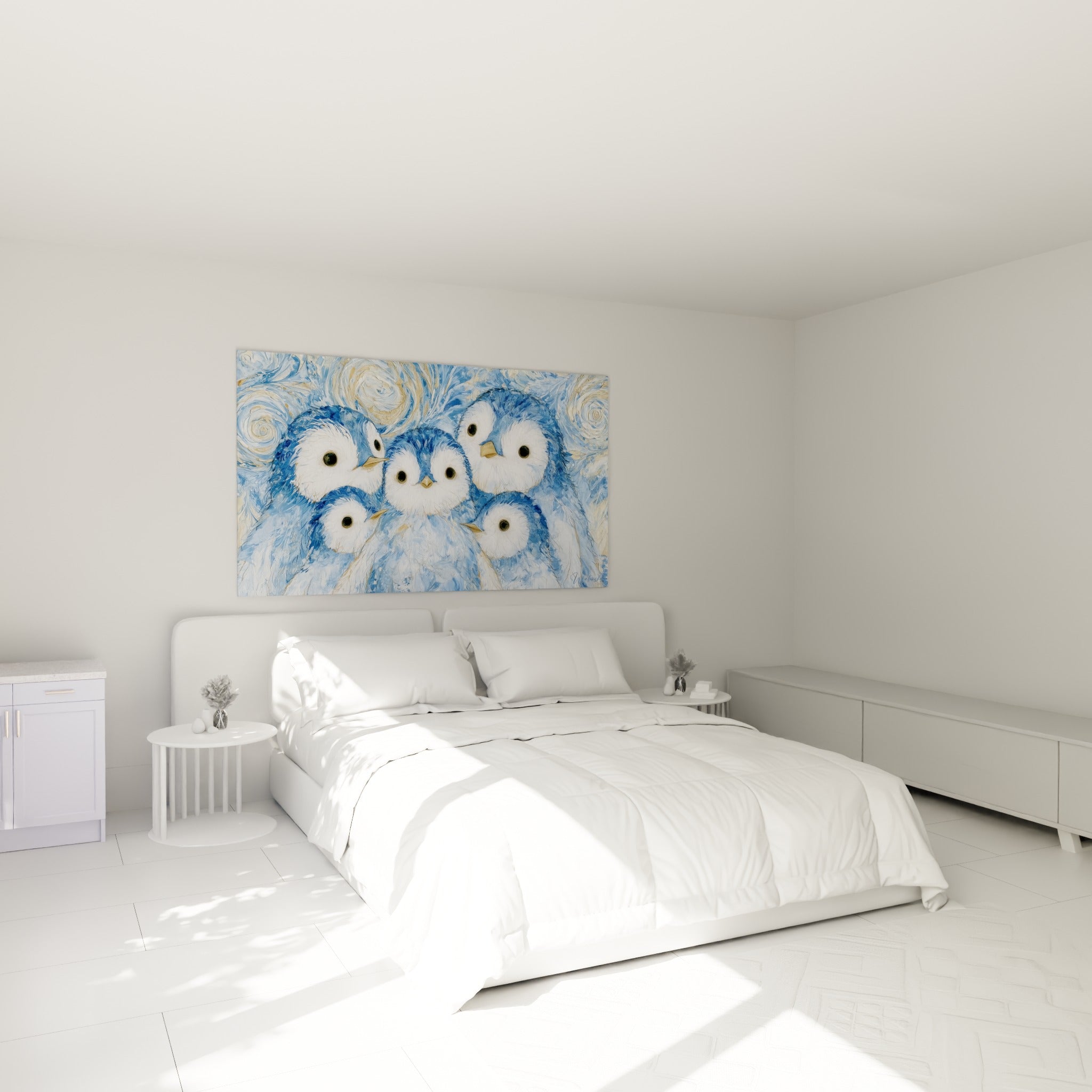 Oisillons polaires bleu et doré aux regards perçants, accrochés au-dessus d'un lit dans une chambre claire