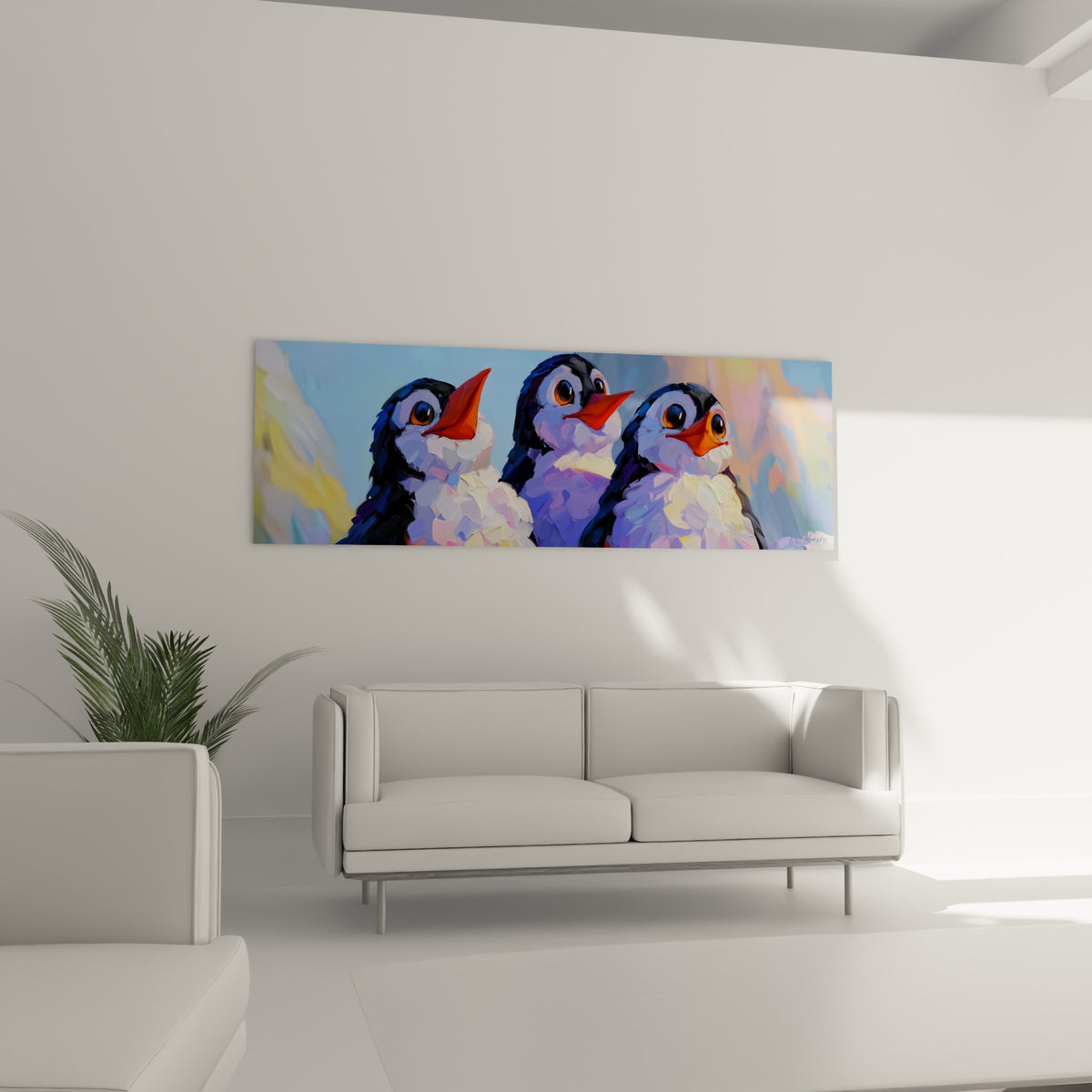 Trio de pingouins bleu pastel et orange accroché au-dessus d'un canapé dans un salon lumineux
