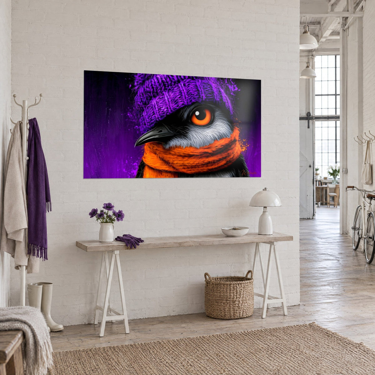 Schilderij poolvogel met paarse gebreide muts, parelgrijs verenkleed en zwarte snavel, oranje sjaal, driekwart zicht tegen een witte muur