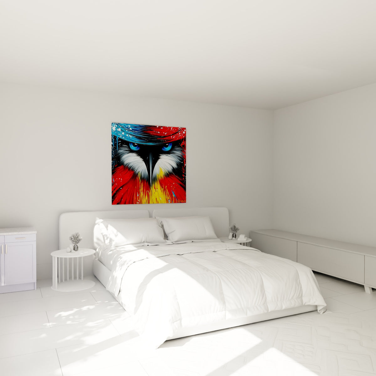 Yeux bleus perçants et plumage rouge vif de ce Pingouin accroché au-dessus d'un lit dans une chambre claire.