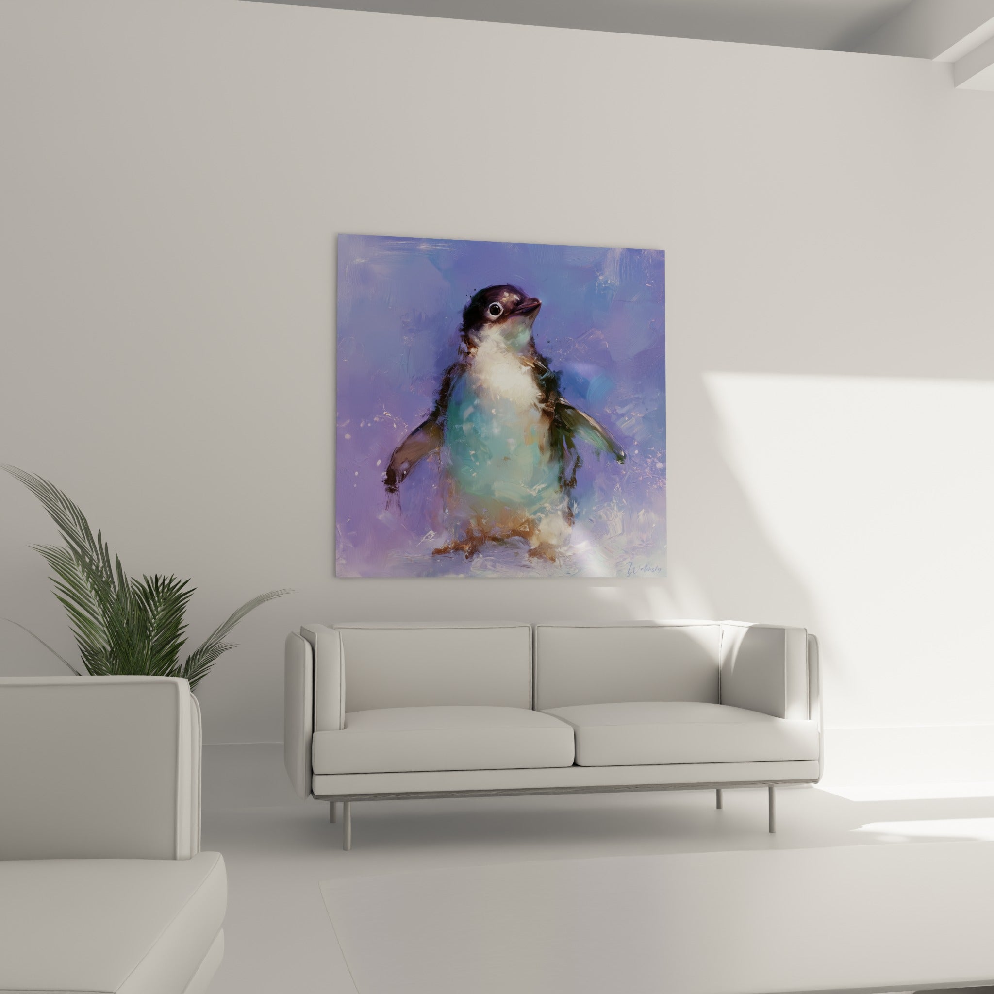 Jeune pingouin au poitrail crème et fond bleu marine, suspendu au-dessus d'un canapé dans un salon lumineux