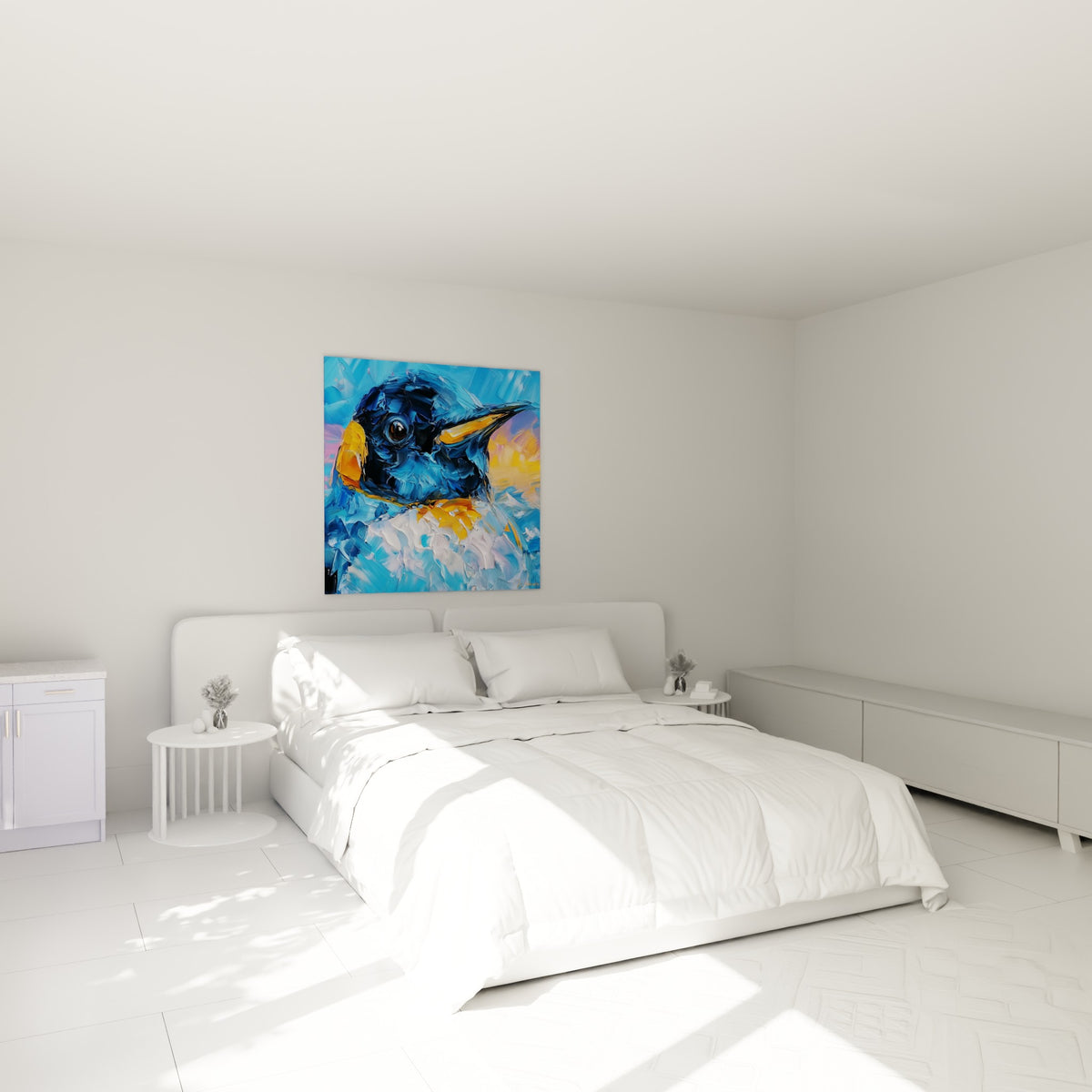 Portrait de pingouin bleu et orange aux textures marquées, accroché au-dessus d'un lit dans une chambre claire