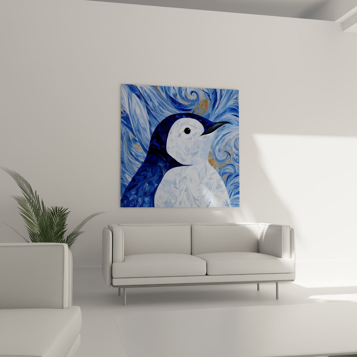 Tête de pingouin bleu nuit et blanc immaculé aux touches dorées, au-dessus d'un canapé dans un salon lumineux