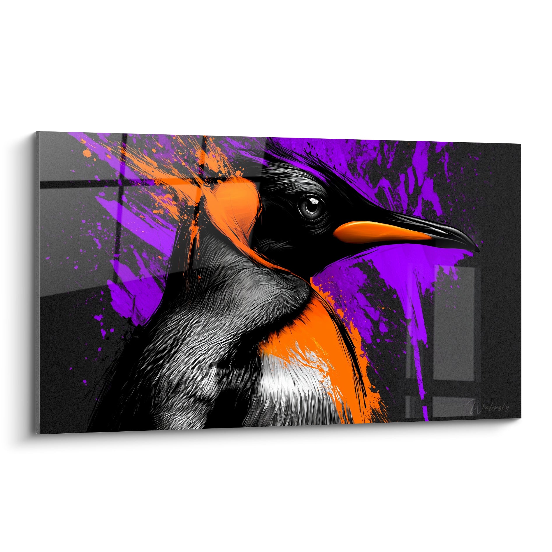 Pingouin royal au bec orange vif se détache sur un fond violet éclaboussé et noir profond