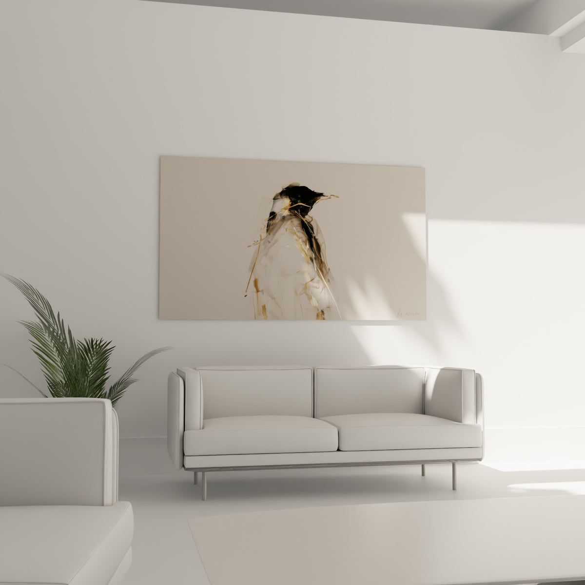 Œuvre de pingouin abstrait aux coulures dorées au-dessus d'un canapé dans un salon lumineux