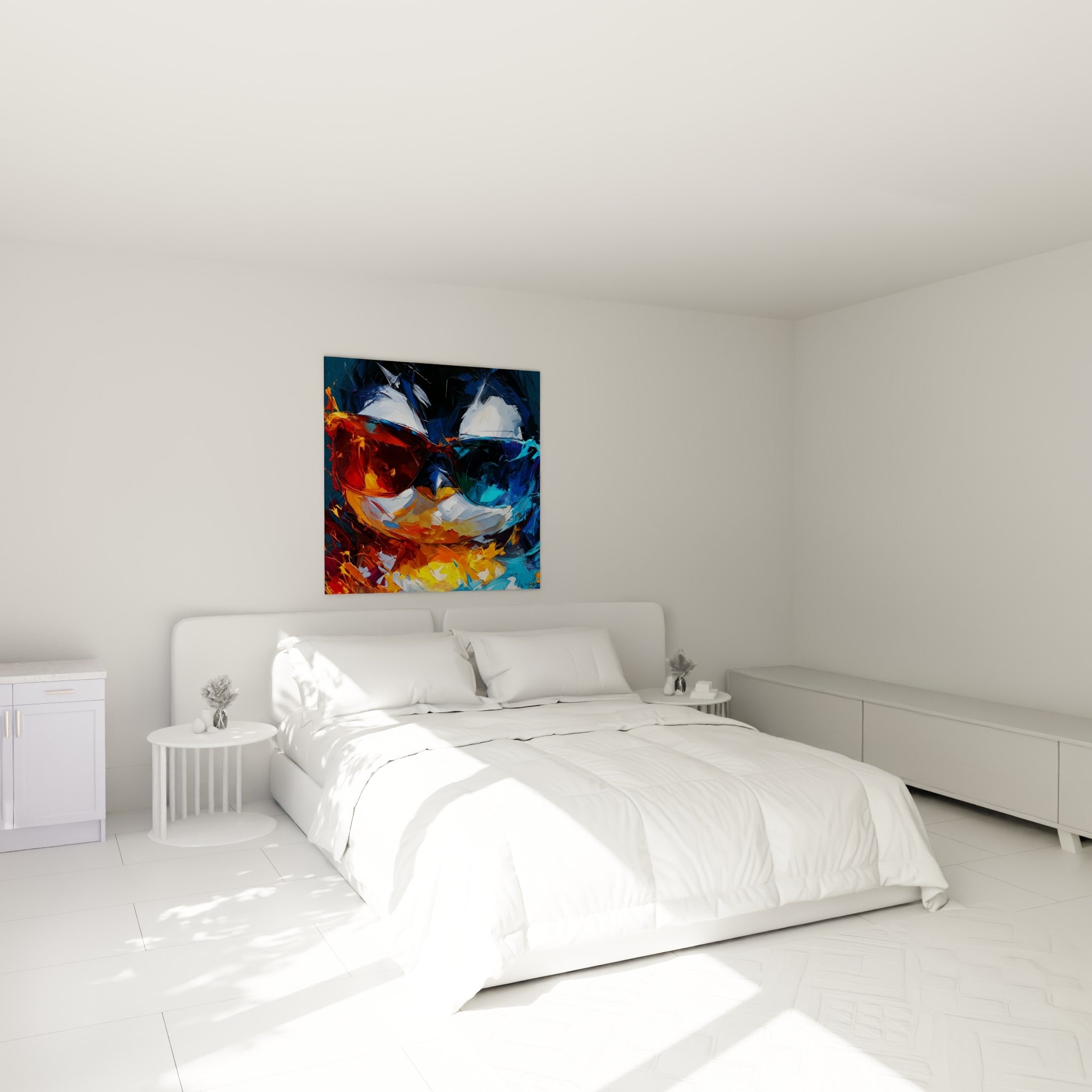 Pingouin coloré aux teintes orange et bleu marine, accroché au-dessus d'un lit dans une chambre claire