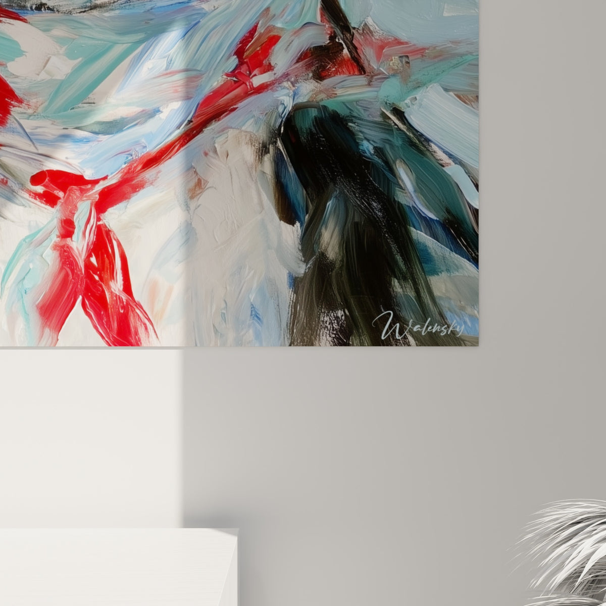 Empâtements bleu glacier et coulures rouge écarlate visibles sur cette toile texturée au couteau.