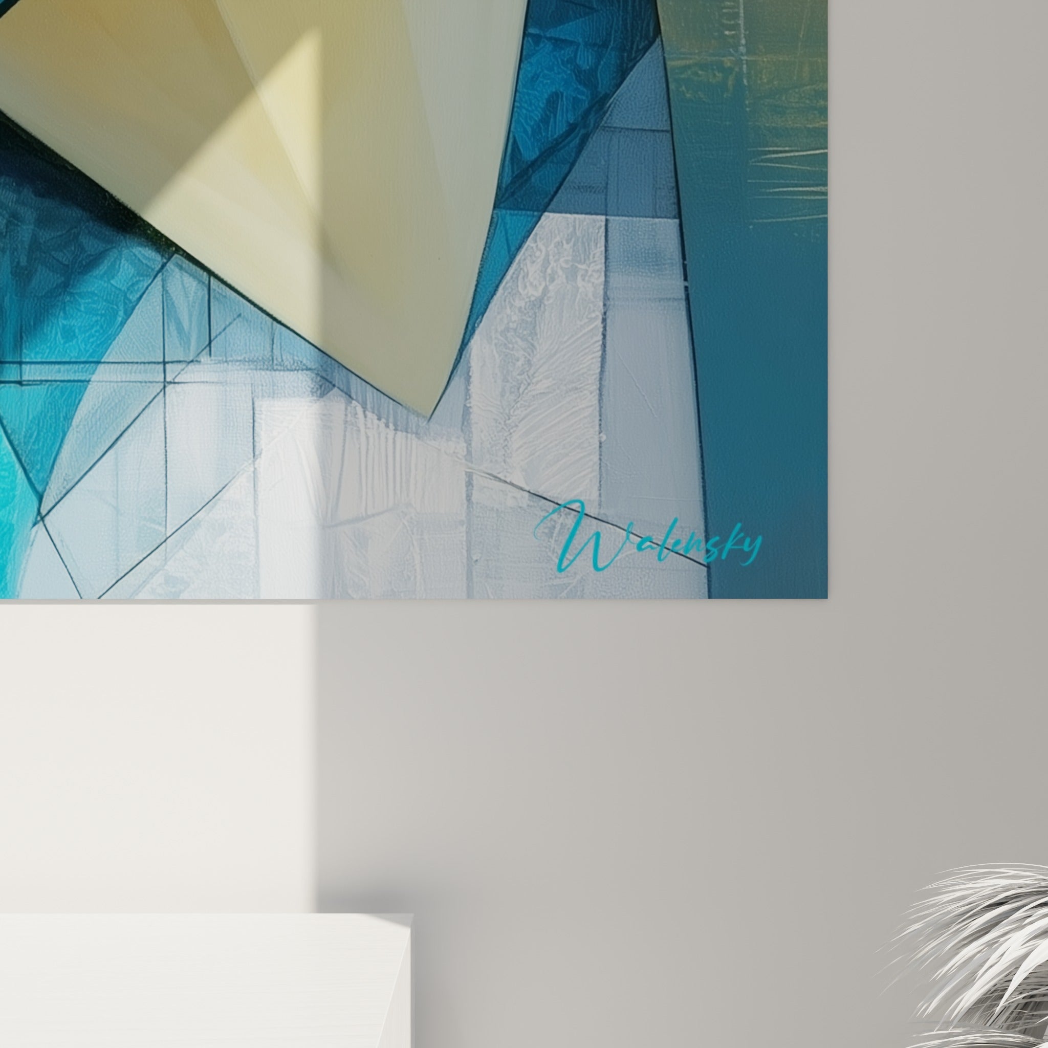 Empâtements dorés et bleu marine se rencontrent en angle serré, grain texturé du bec et des yeux jaunes