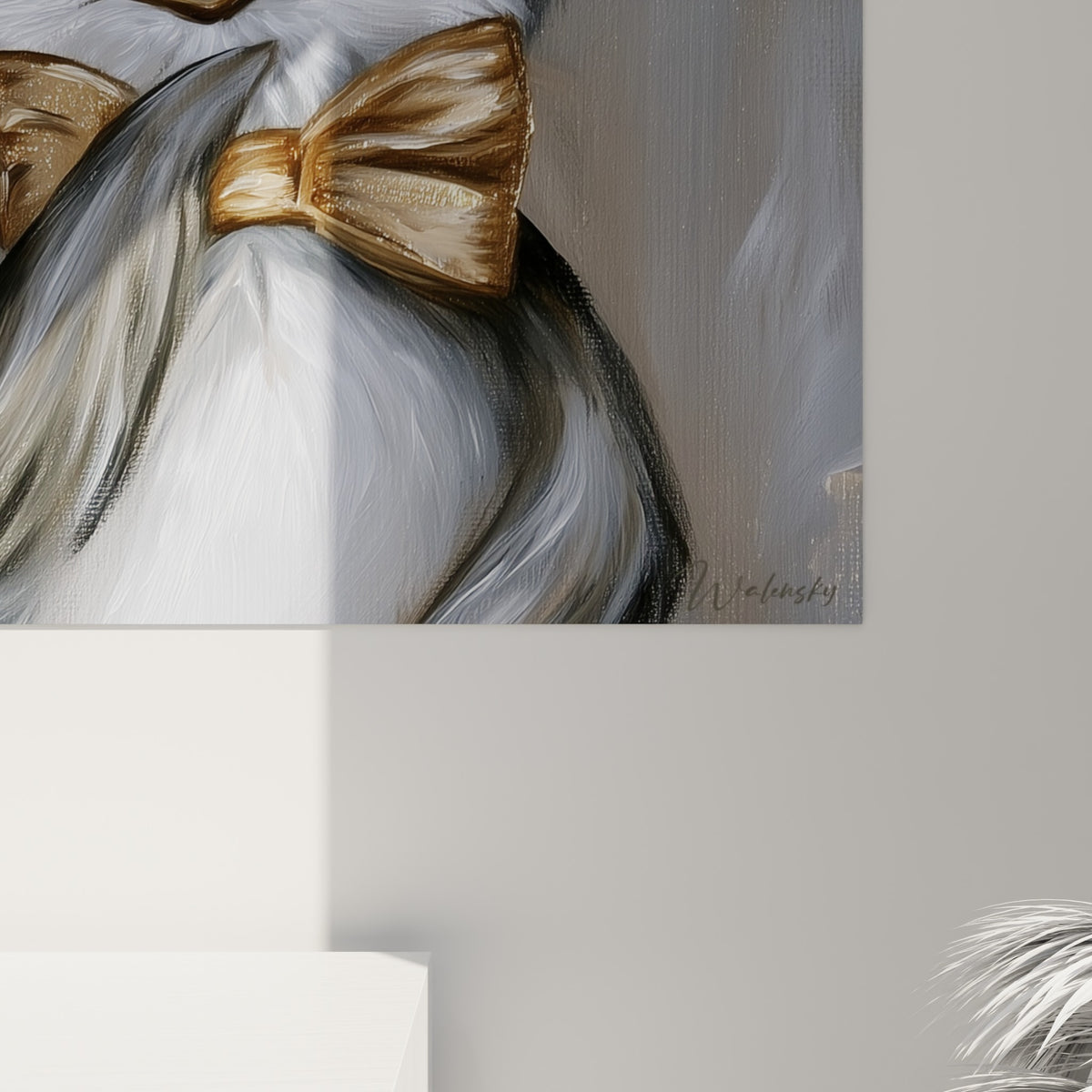 Empâtements dorés du chapeau et texture fauve du plumage gris se mêlant en coulures fines sur la toile accrochée.