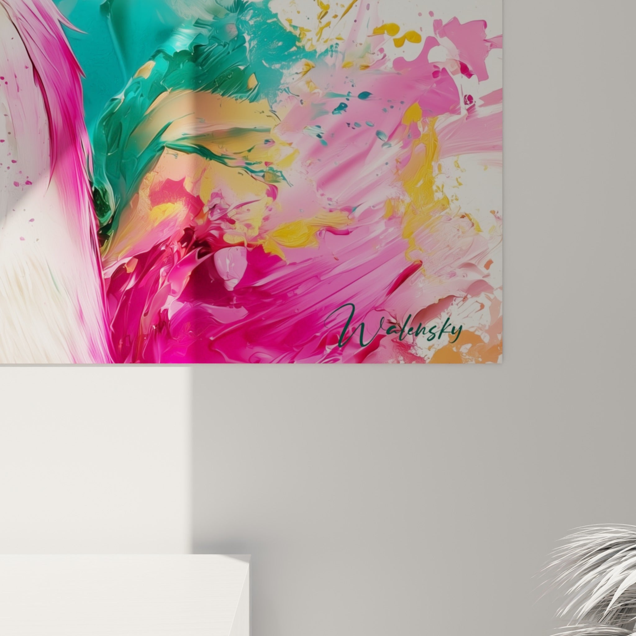 Coulures épaisses de peinture fuchsia, dorée et turquoise révélant la texture picturale de ce pingouin coloré