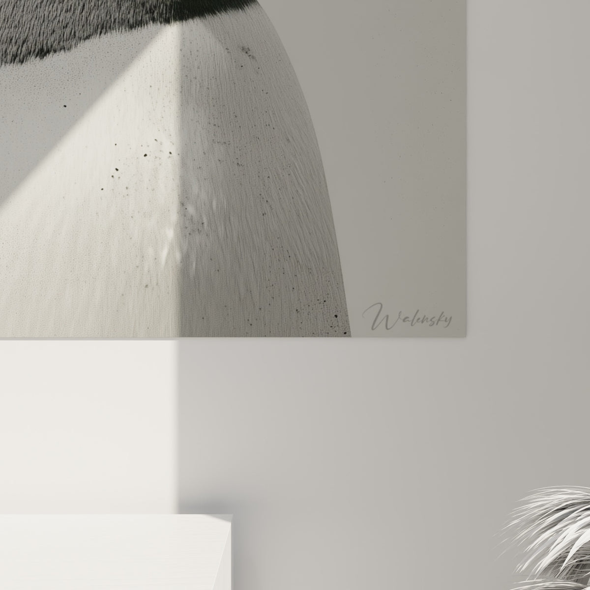 Détail du plumage granuleux du pingouin, contraste noir profond et blanc pur, éclat du bec rouge sur la toile