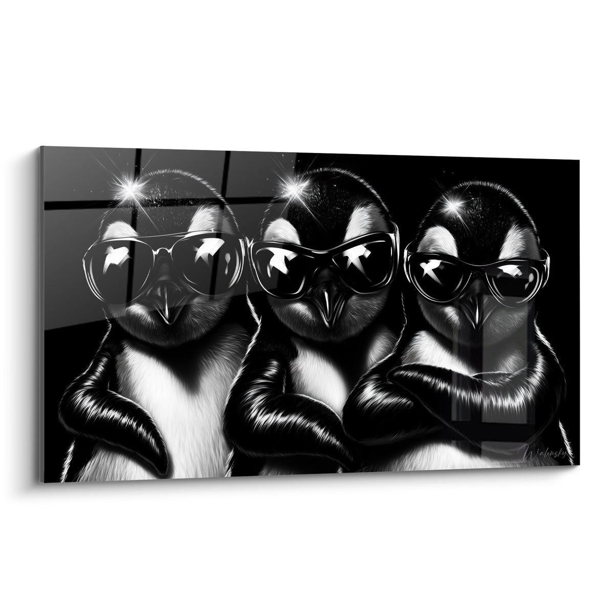 Trois pingouins à lunettes noires posent en noir et blanc, ailes croisées, contraste marqué et lumière ponctuelle