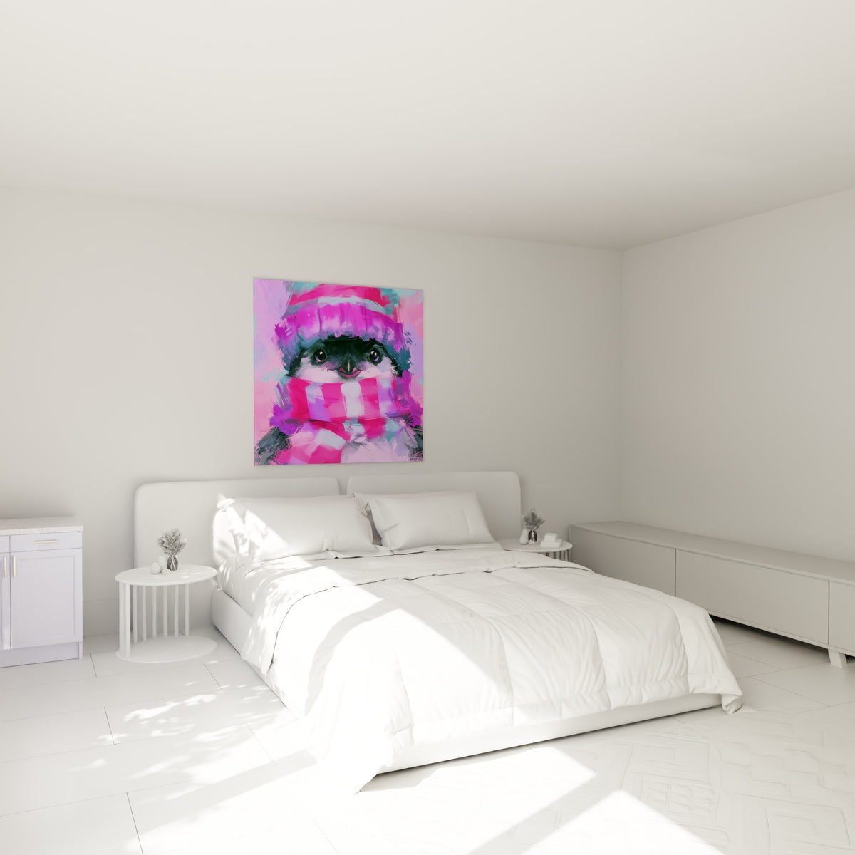 Écharpe rose et bonnet violet sur ce pingouin accroché au-dessus d'un lit dans une chambre claire