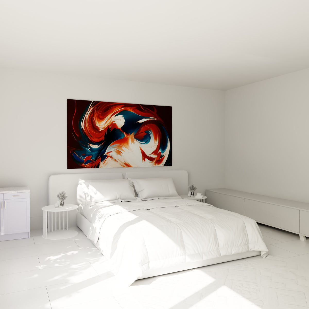 Volutes rousses et bleu marine d'un tableau abstrait, accrochées au-dessus d'un lit dans une chambre claire