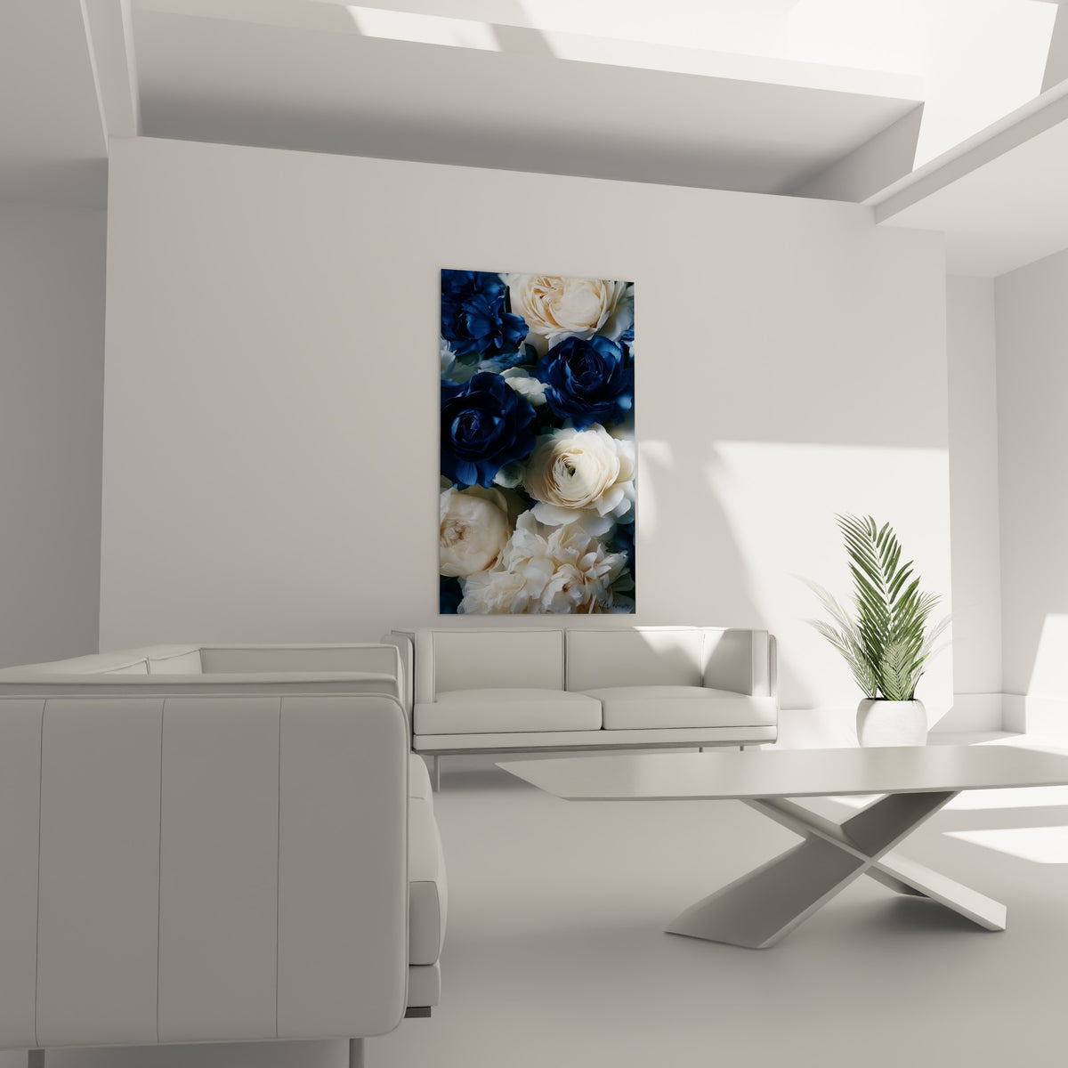 Fleurs de pivoine ivoire et bleu marine délicatement texturées au-dessus d'un canapé dans un salon lumineux
