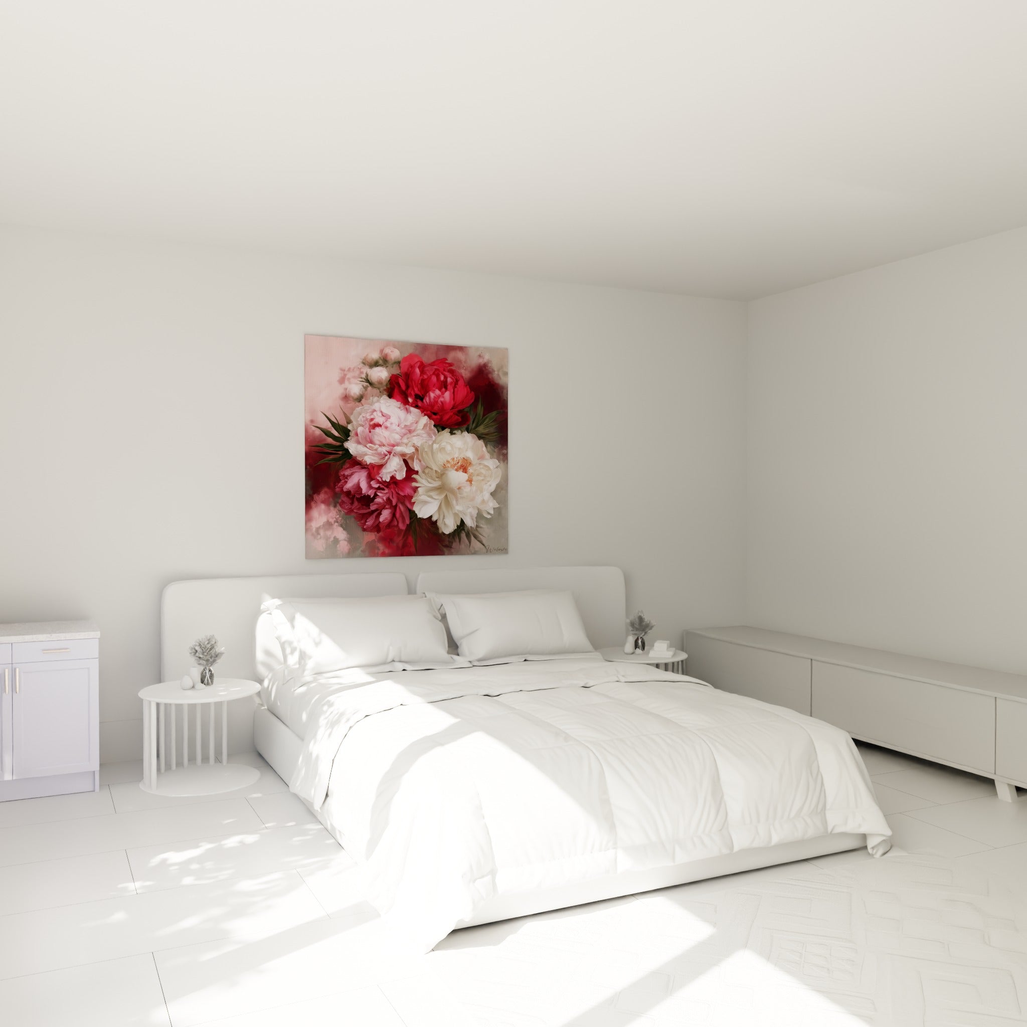 Bouquet de pivoines bordeaux et crème accroché au-dessus d'un lit dans une chambre claire